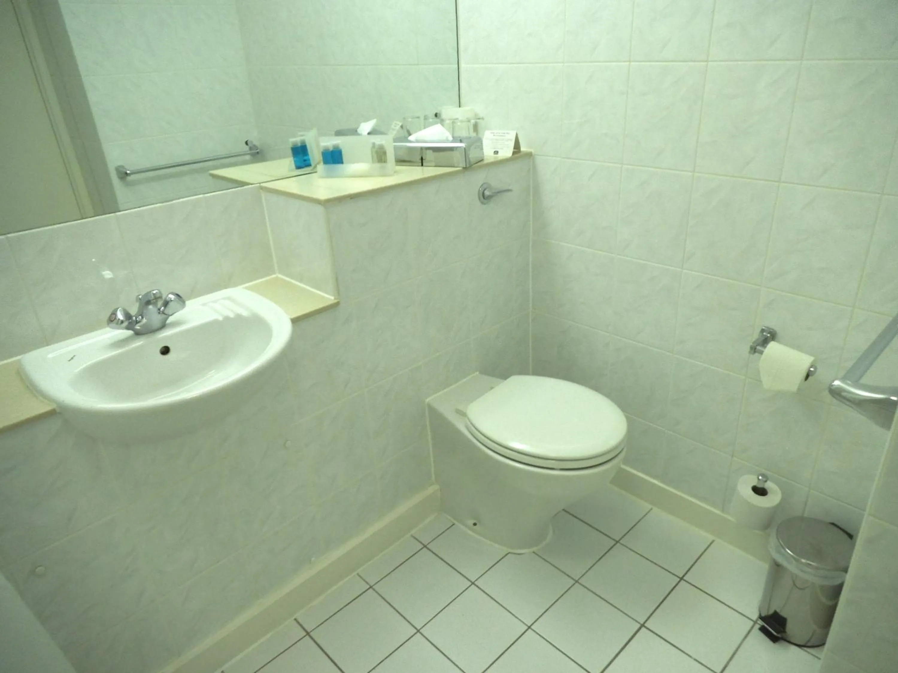 Bathroom in Airport Inn Gatwick