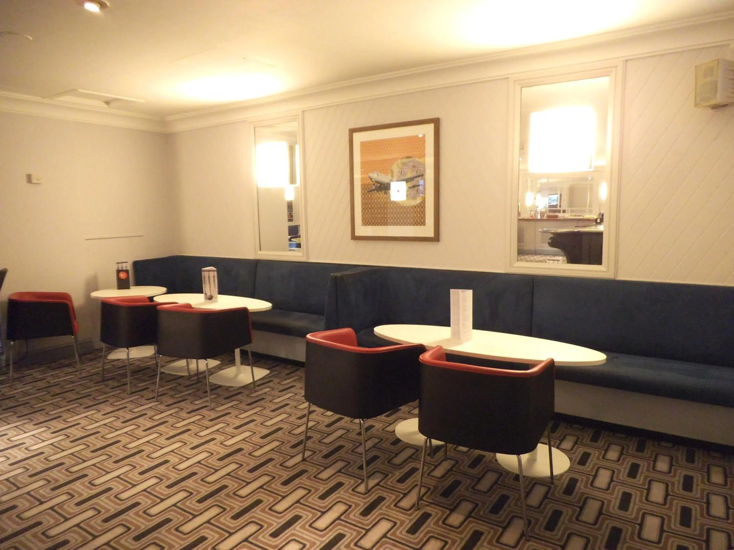 Lounge or bar in Airport Inn Gatwick
