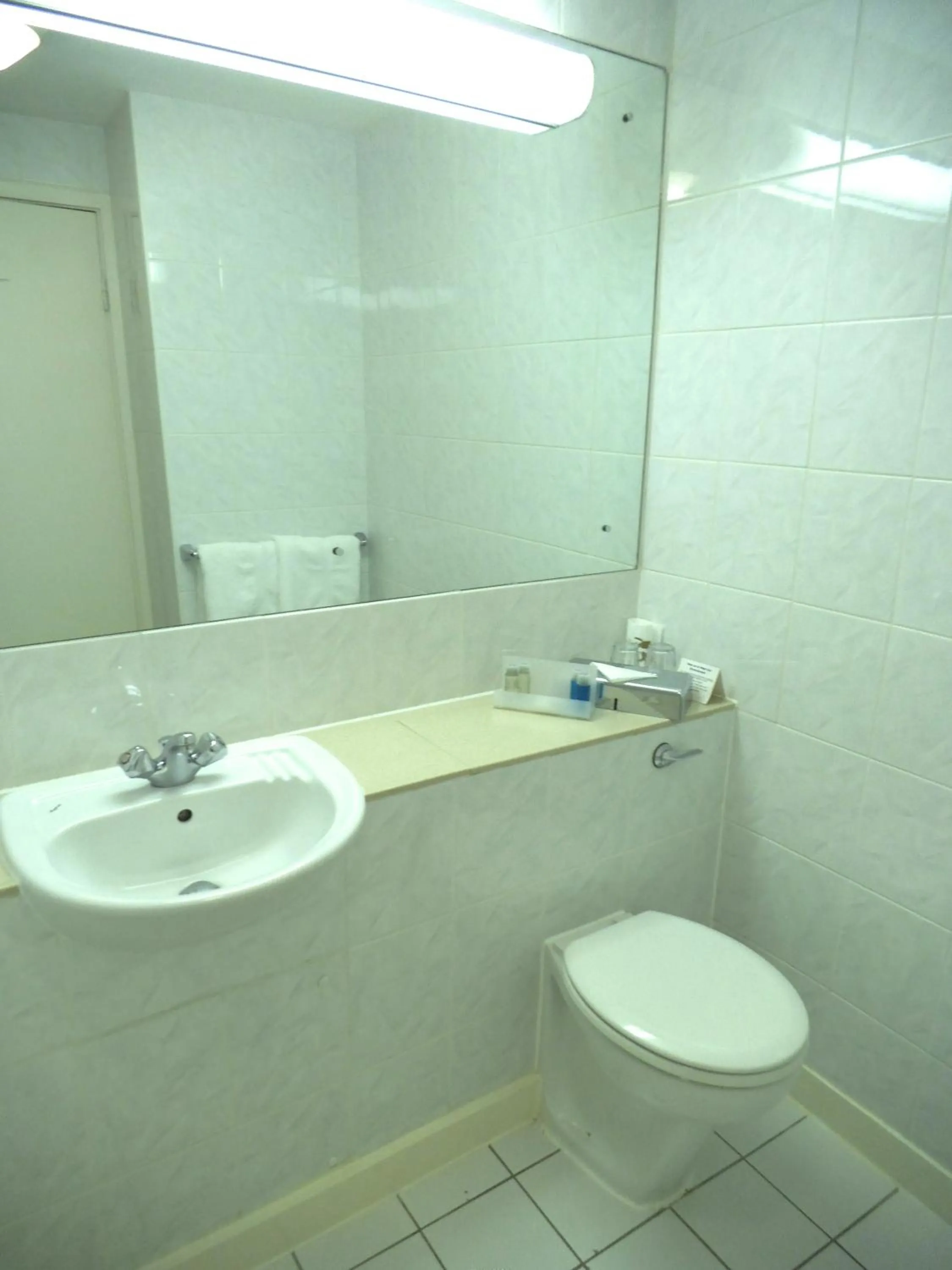 Bathroom in Airport Inn Gatwick