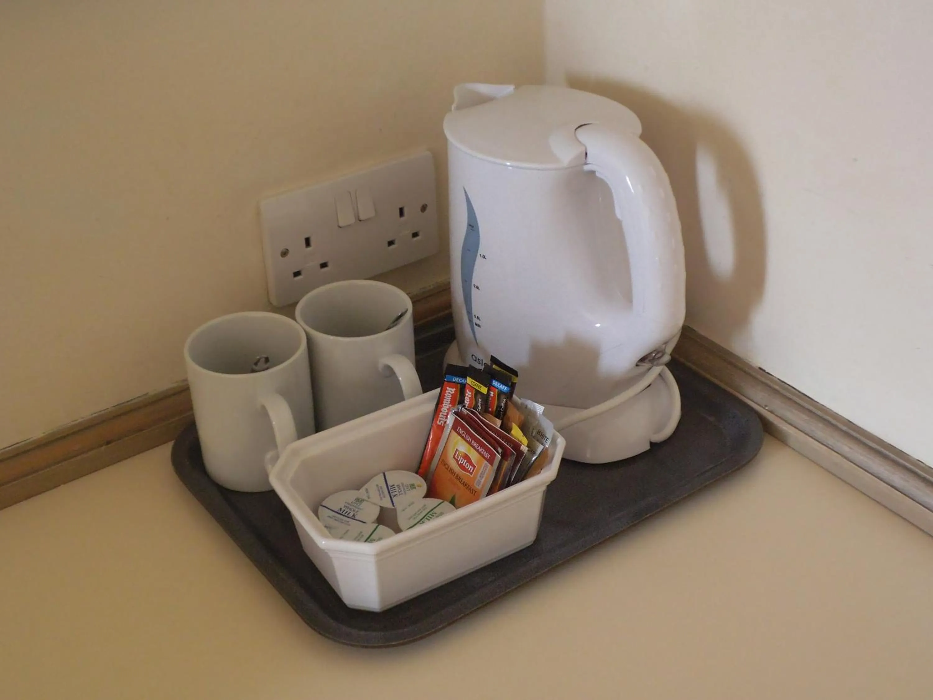 Coffee/tea facilities in Airport Inn Gatwick