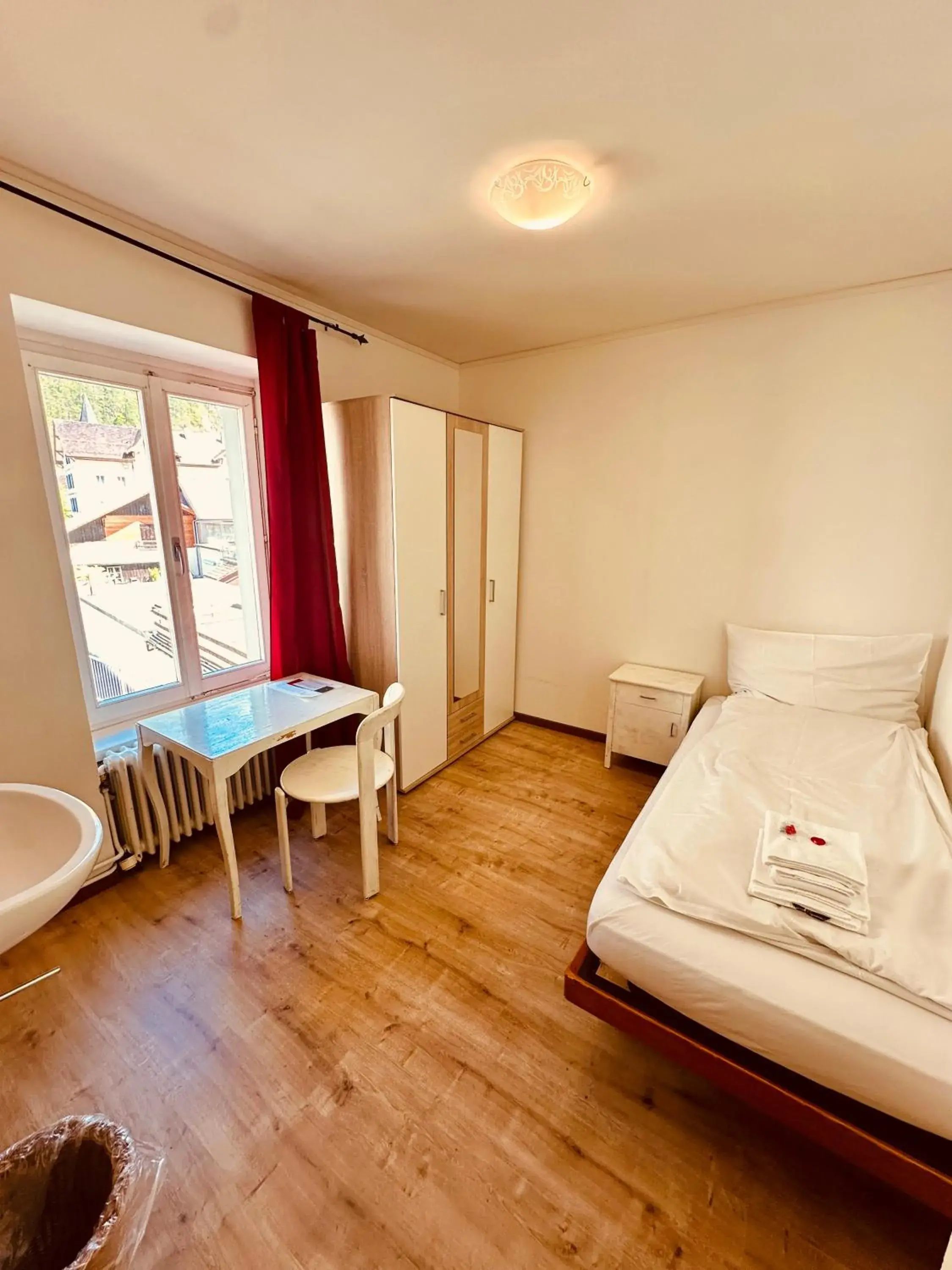 Single Room with Shared Bathroom in Hotel Rebstock Meiringen Single Room with Shared Bathroom in Hotel Rebstock Meiringen