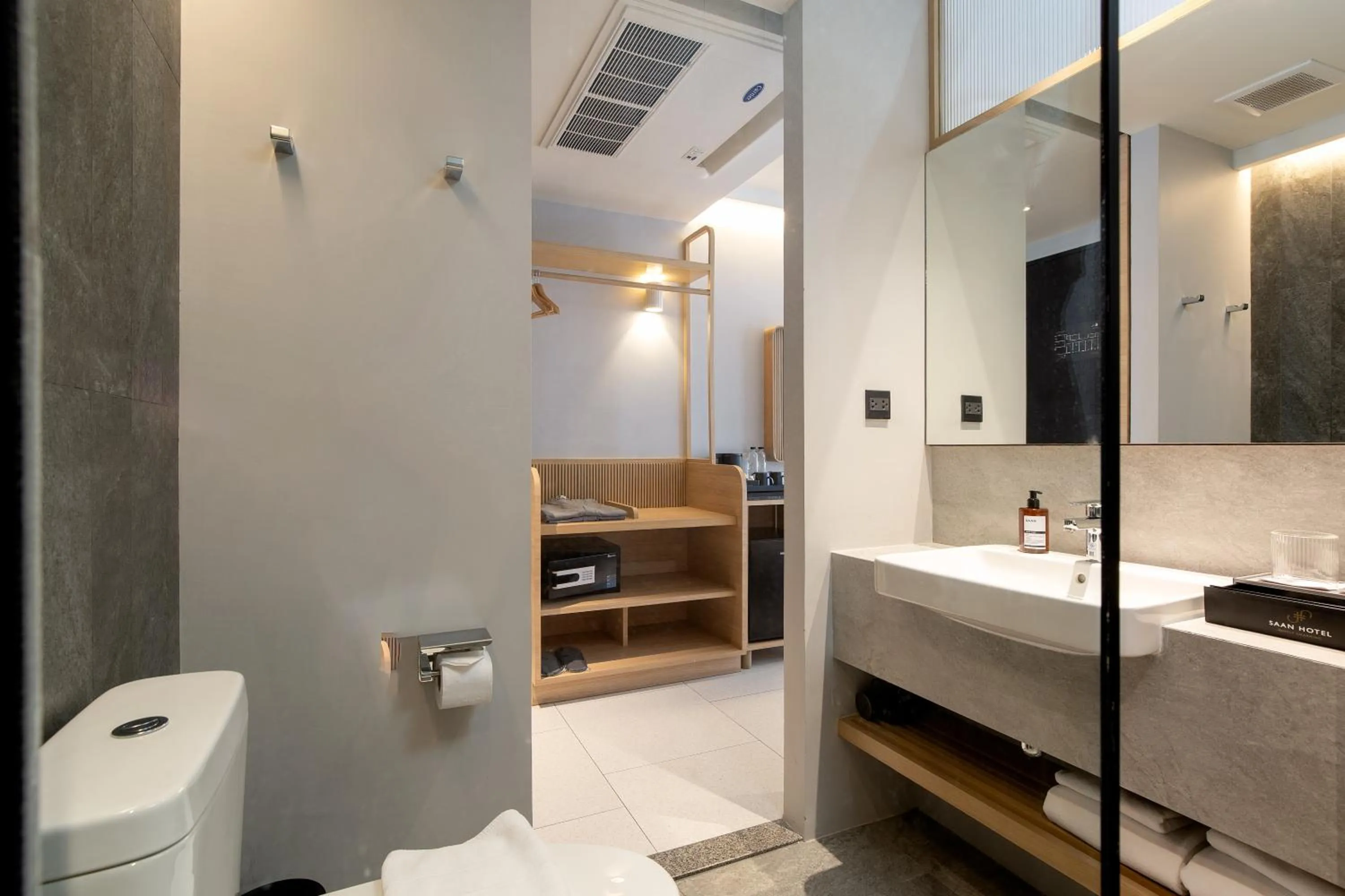 Toilet in Saan Hotel Sathorn