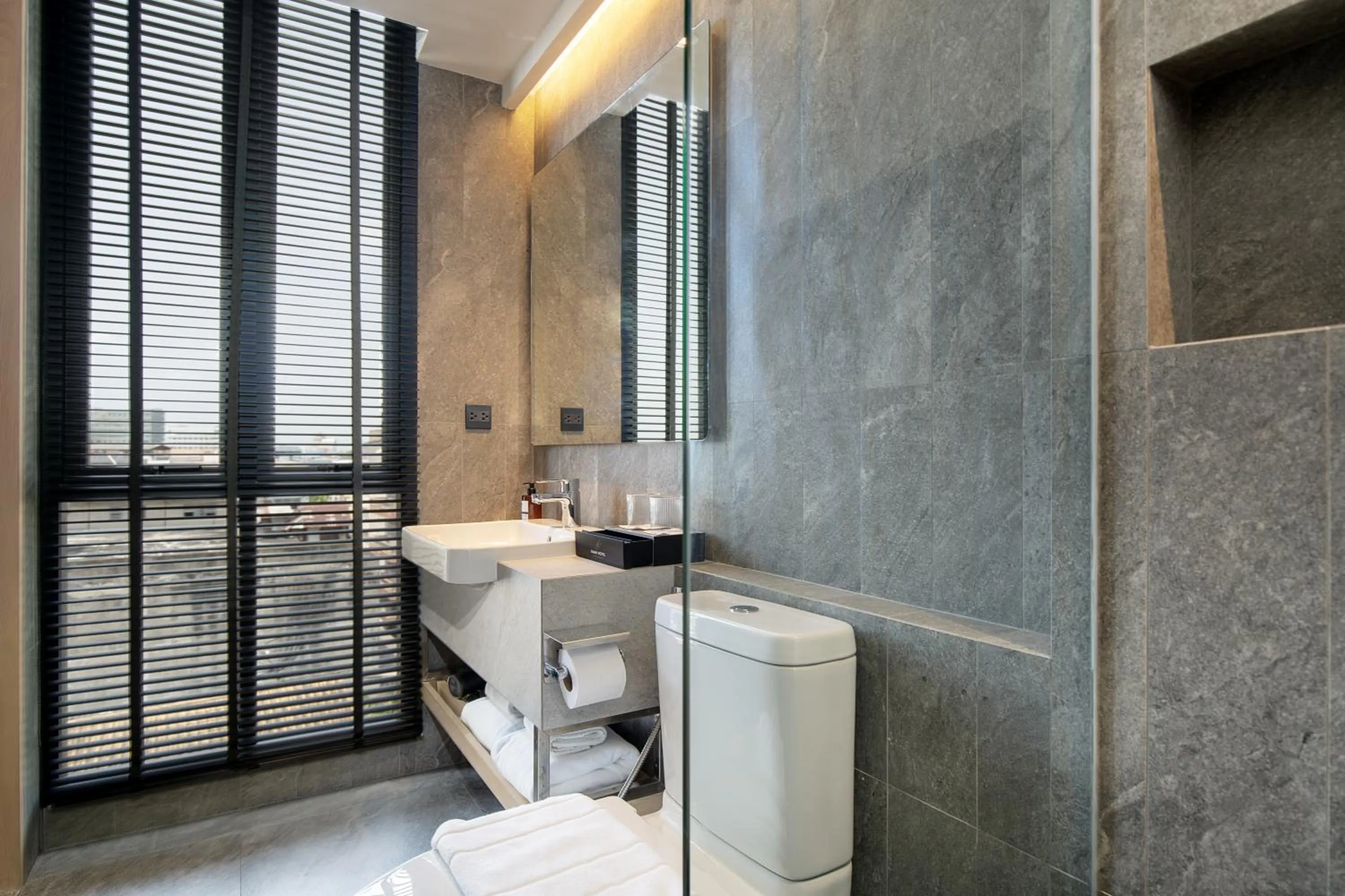 Toilet in Saan Hotel Sathorn