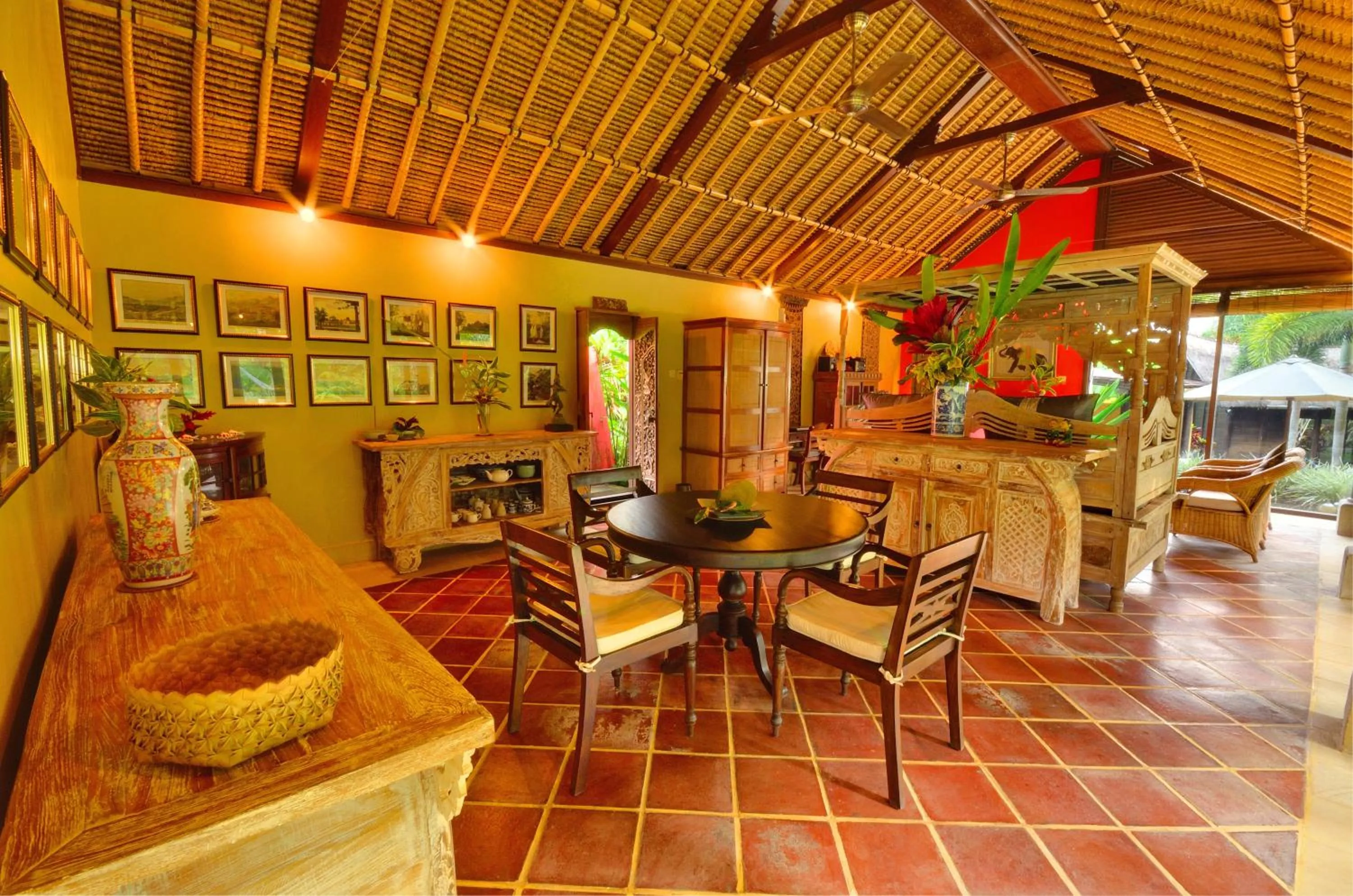 Restaurant/places to eat in Jendela Di Bali Villa