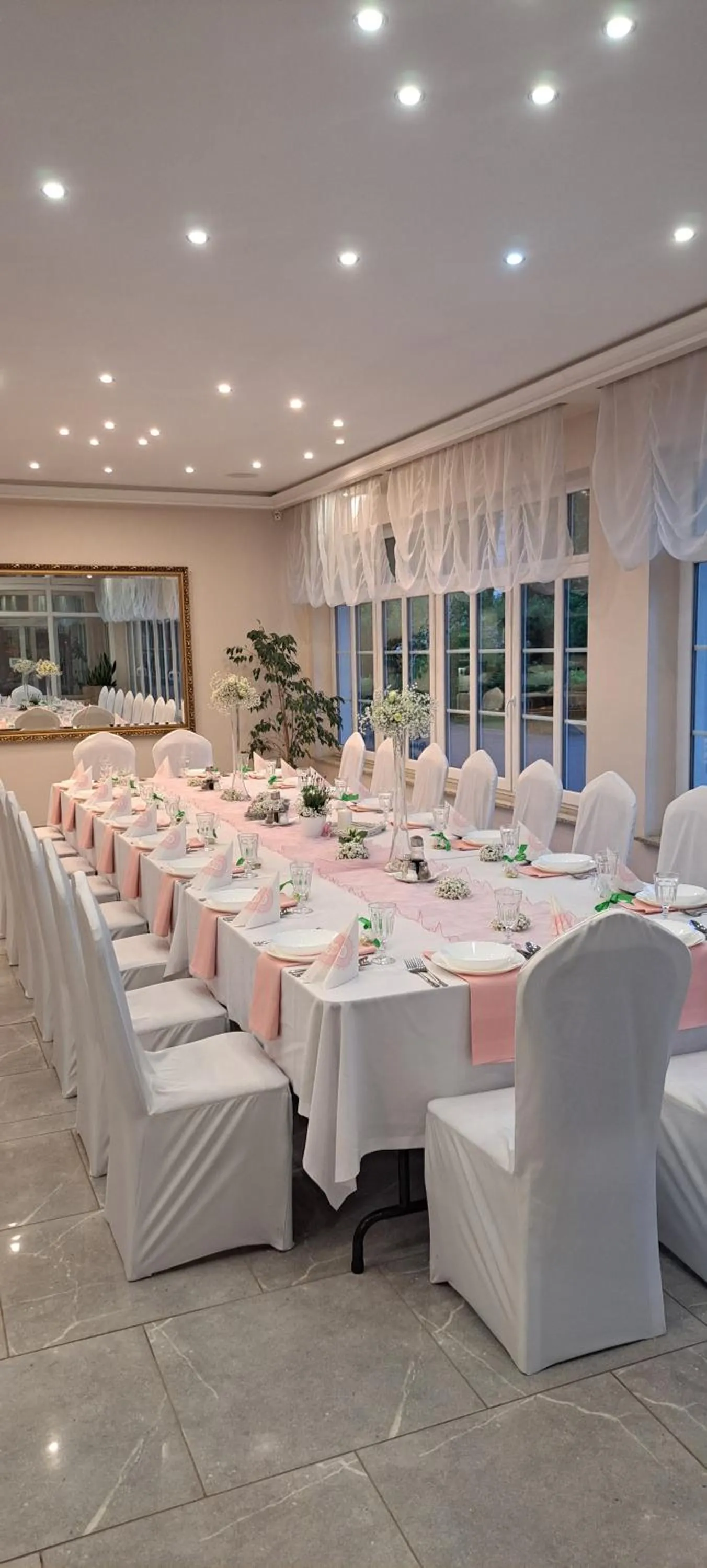 Restaurant/places to eat in Hotel i Restauracja Chopin