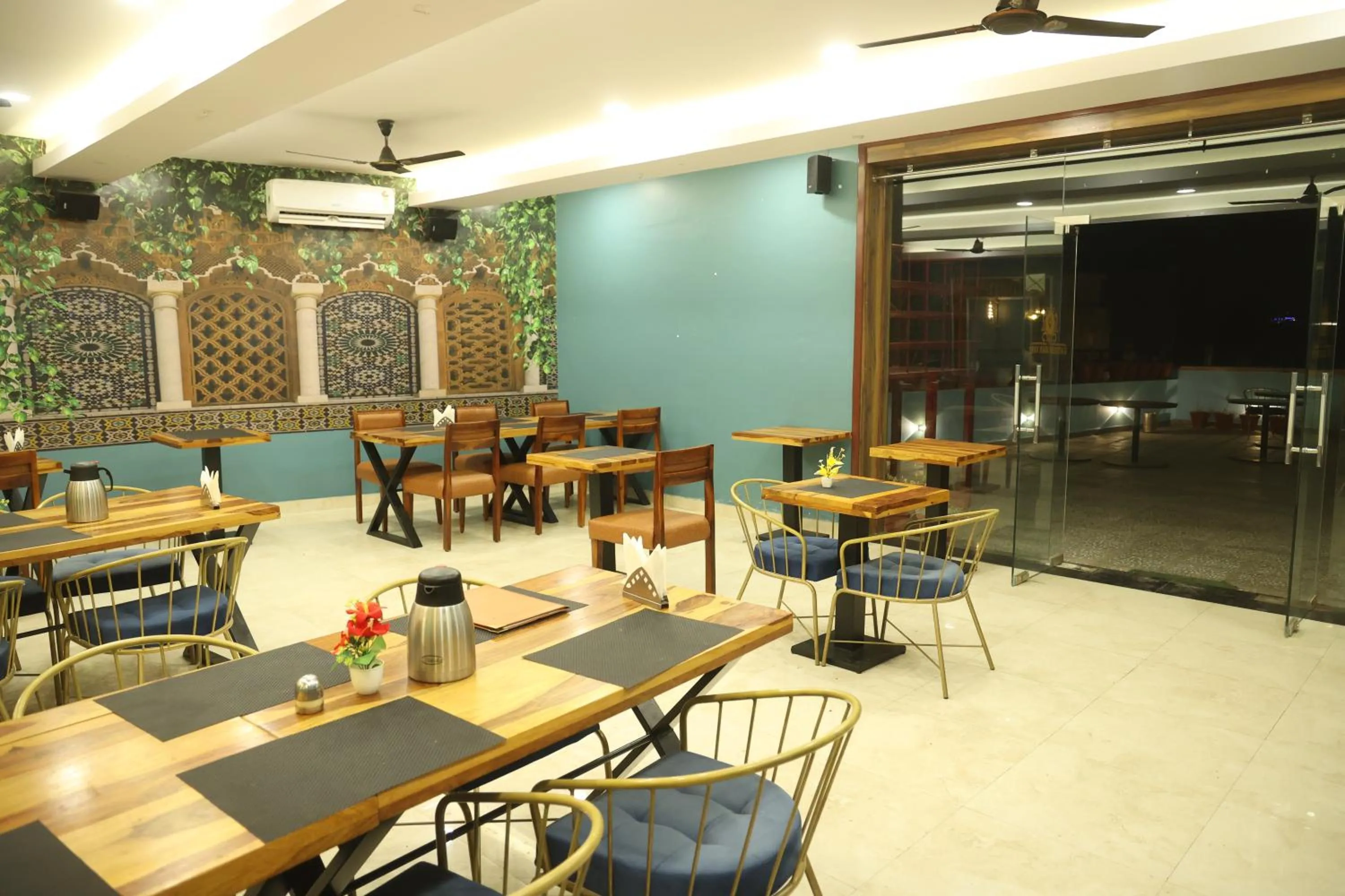 Restaurant/places to eat in Shiv Hari heritage