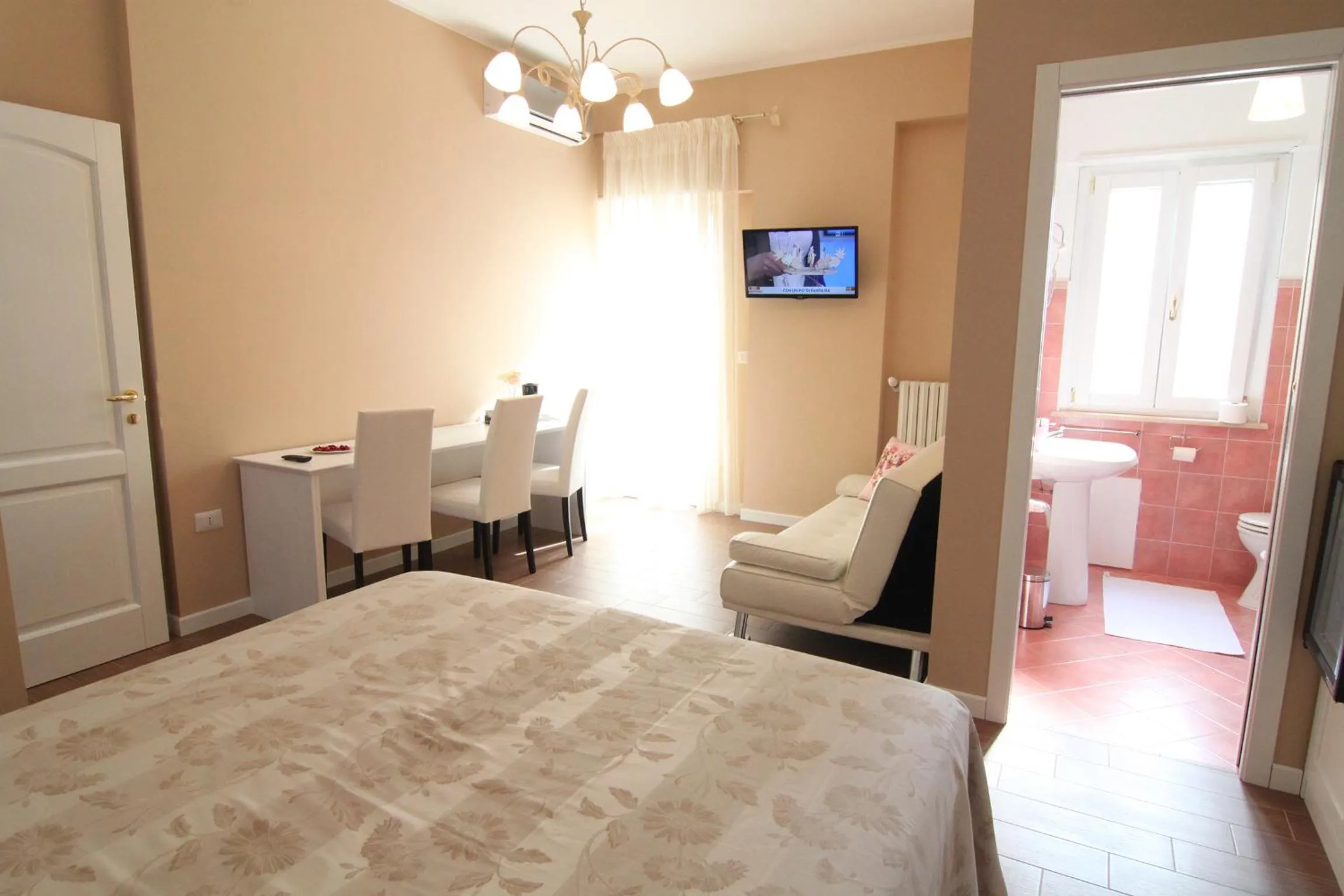 Photo of the whole room in B&B Hortis Tropea