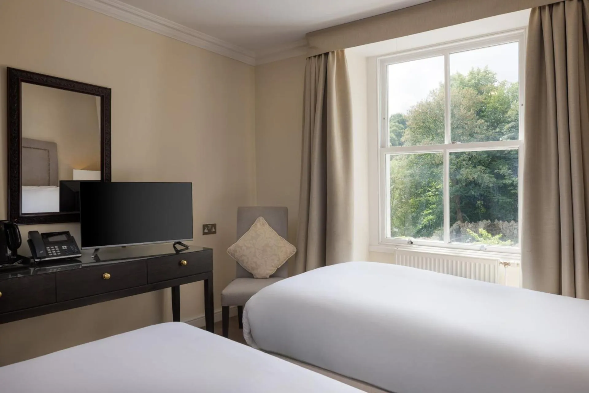 TV and multimedia, Bed in New Bath Hotel & Spa, a member of Radisson Individuals