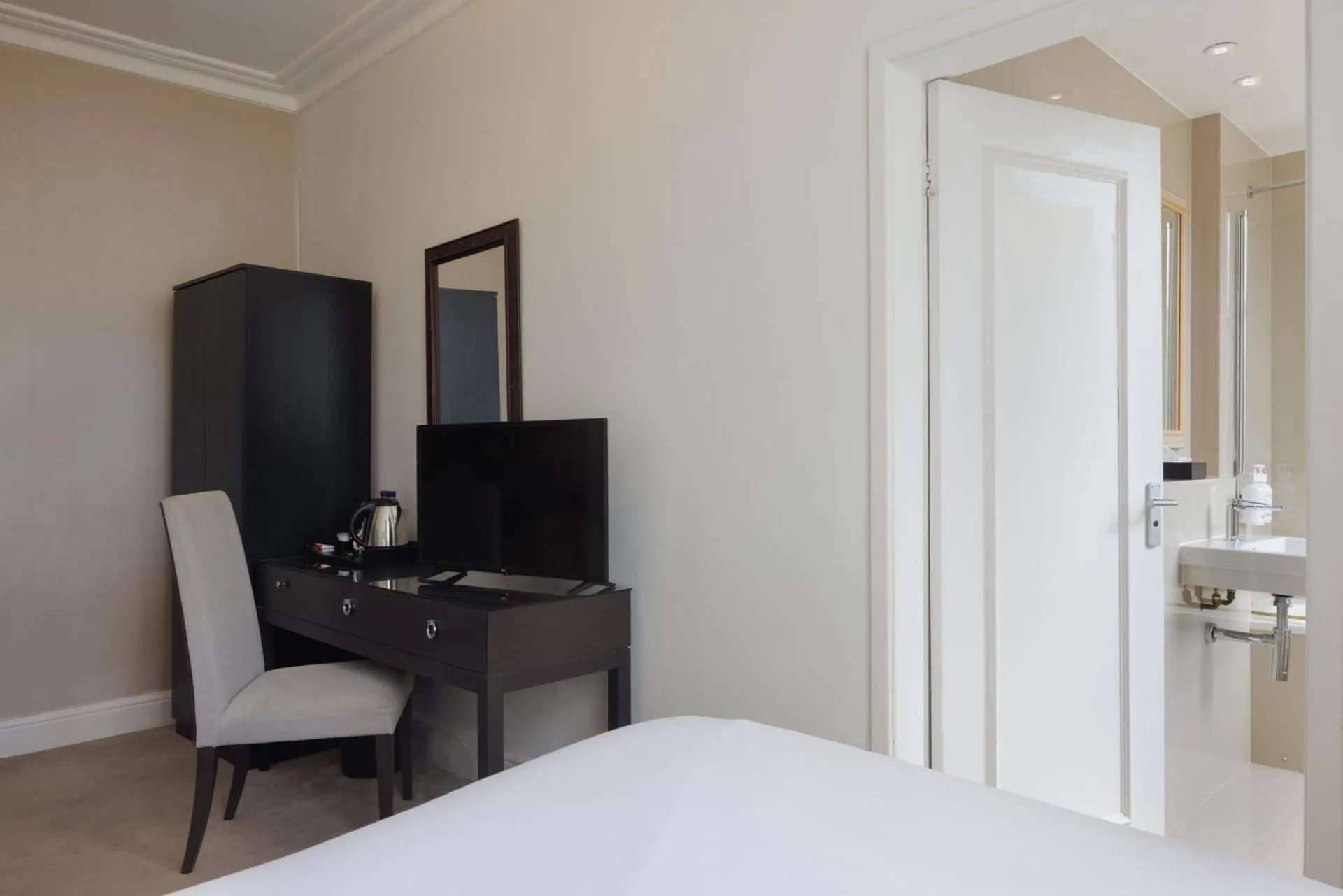 TV and multimedia, Bed in New Bath Hotel & Spa, a member of Radisson Individuals