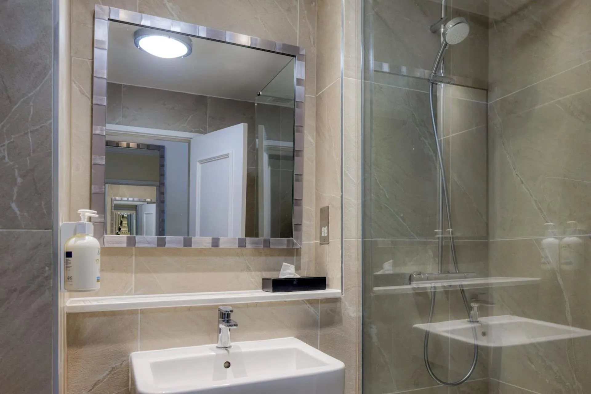 Shower in New Bath Hotel & Spa, a member of Radisson Individuals