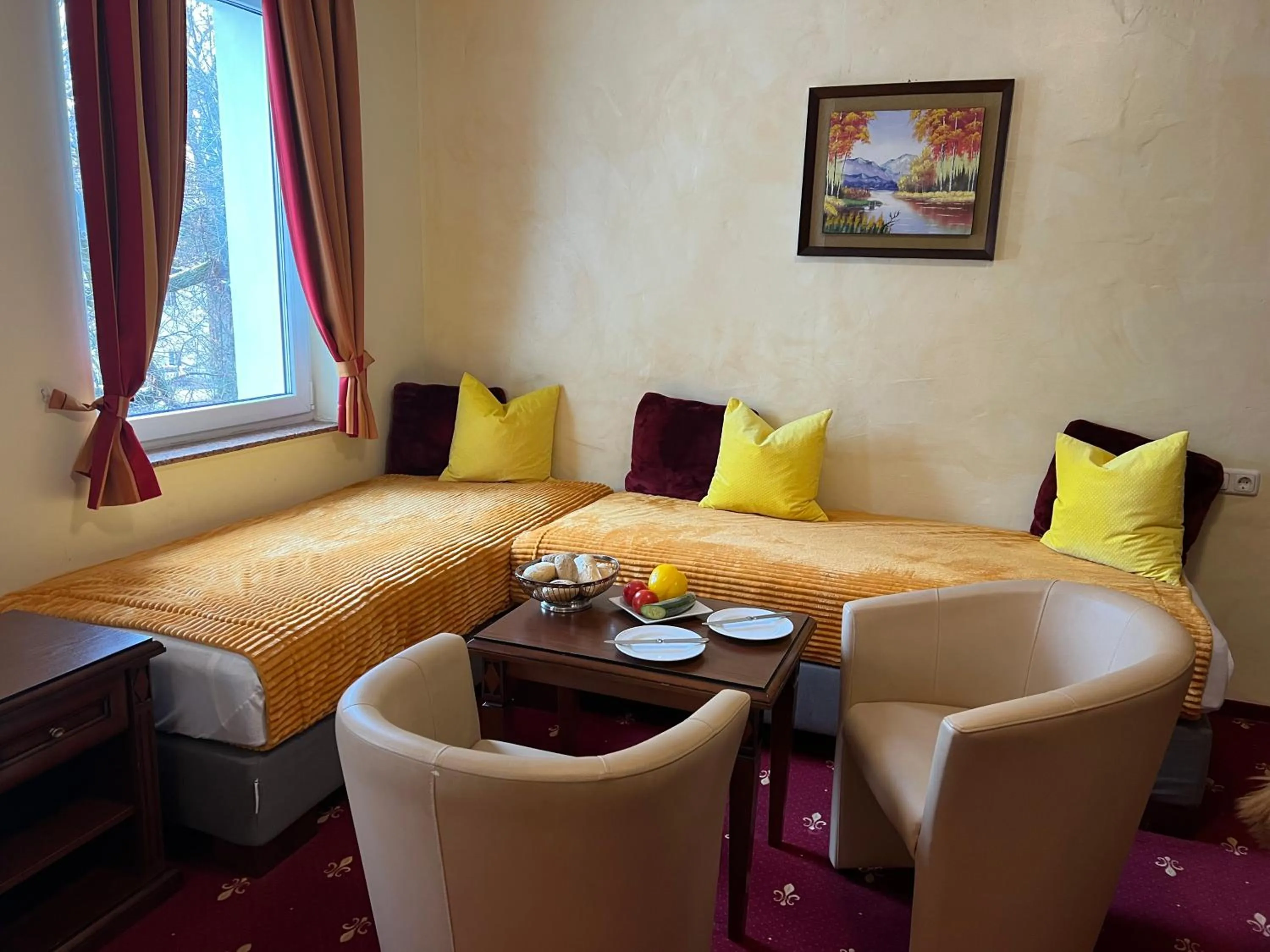 Living room, Bed in Hotel Medaillon