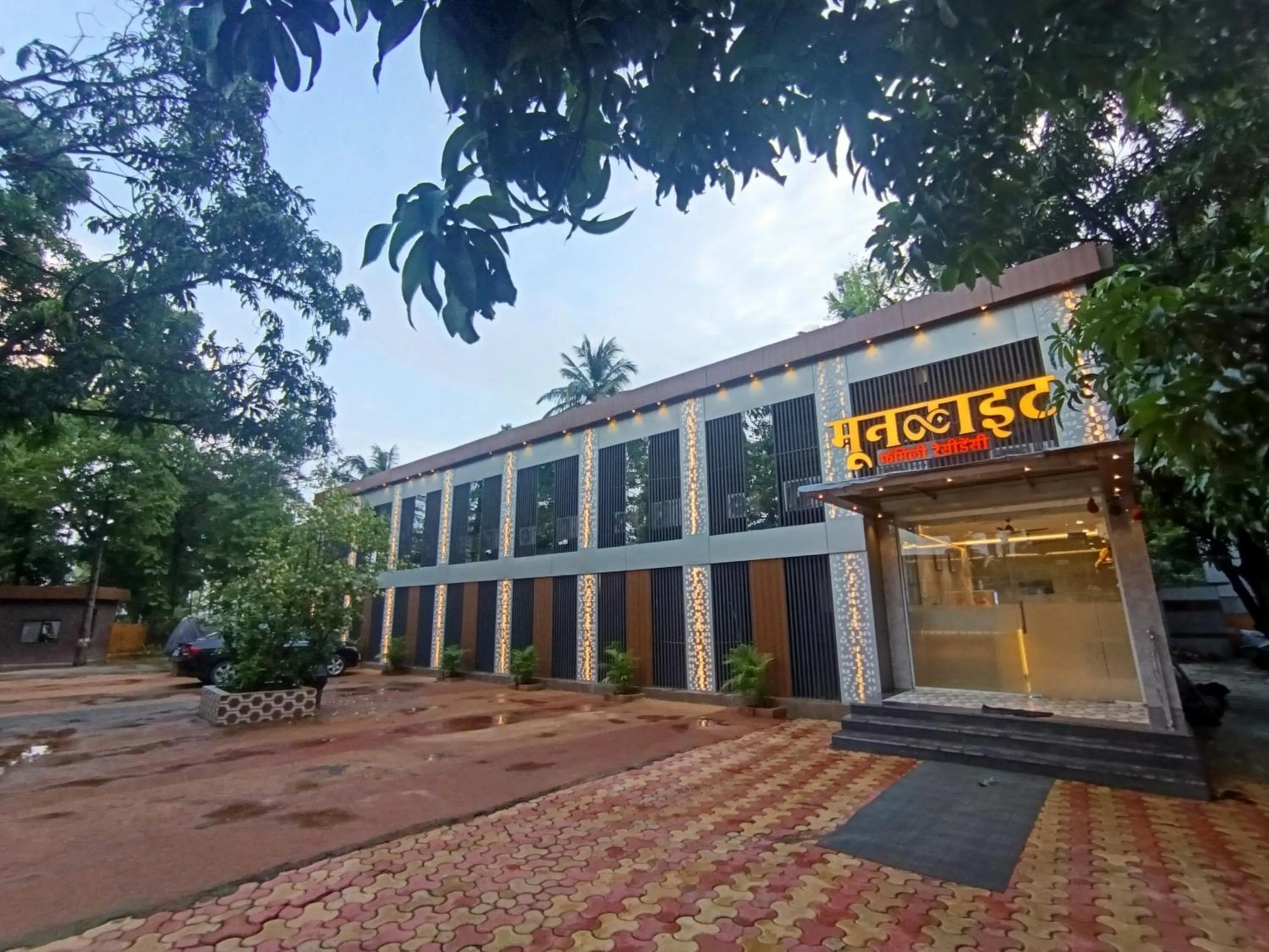 Property building in HOTEL MOON LITE RESIDENCY - Marve Road Malad West