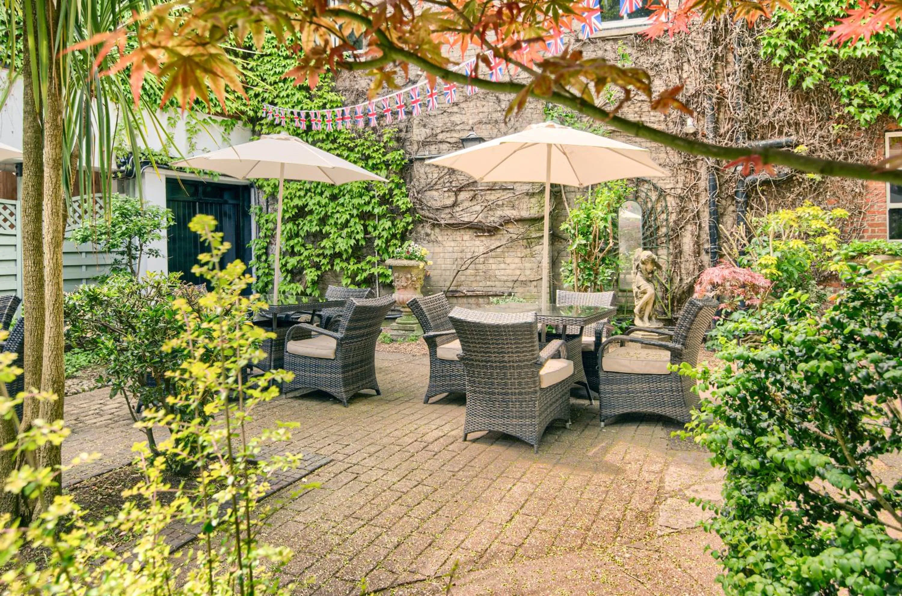 Inner courtyard view in Mercure Salisbury White Hart Hotel & Apartments