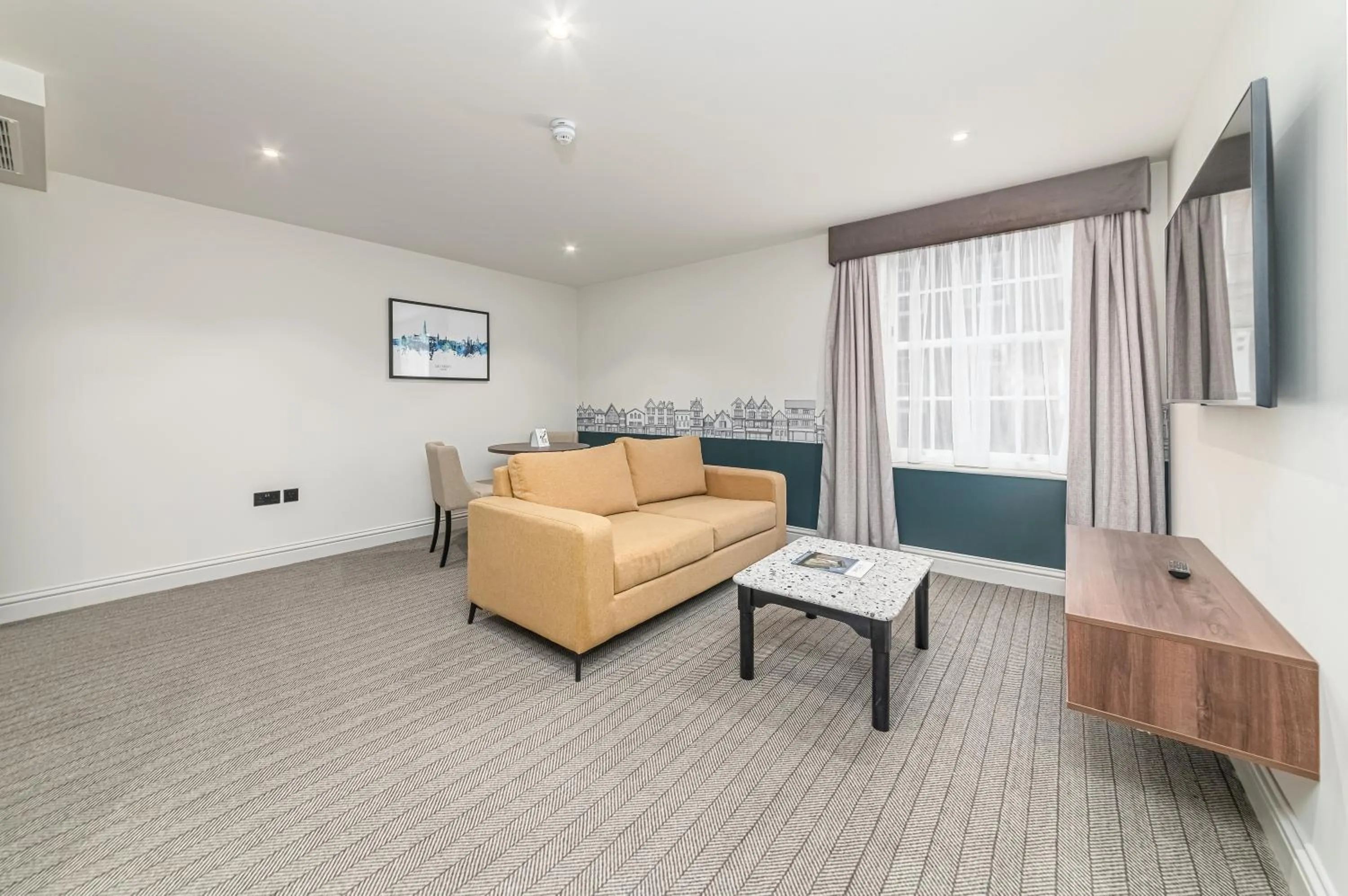 TV and multimedia in Mercure Salisbury White Hart Hotel & Apartments