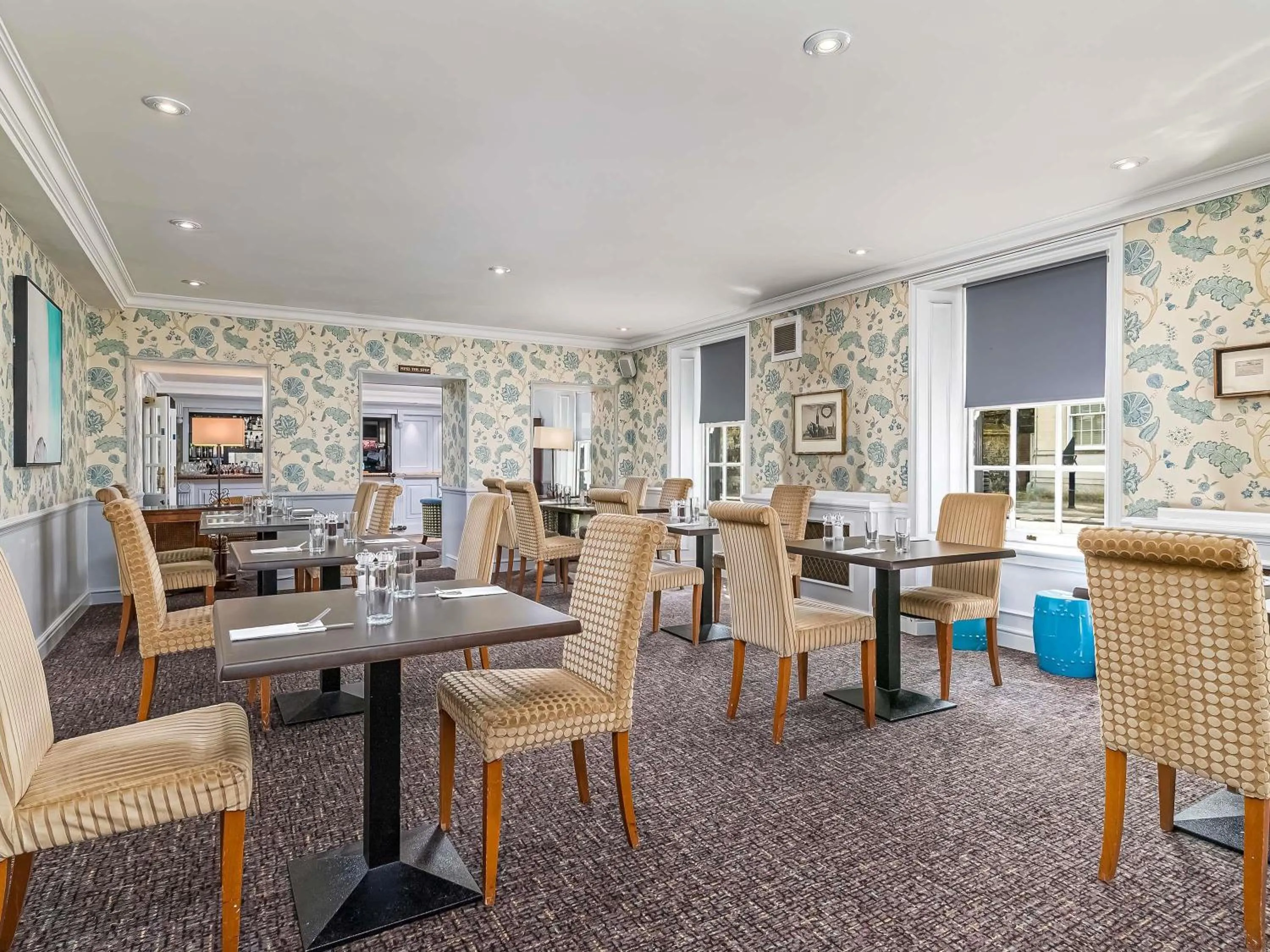 Lounge or bar in Mercure Salisbury White Hart Hotel & Apartments