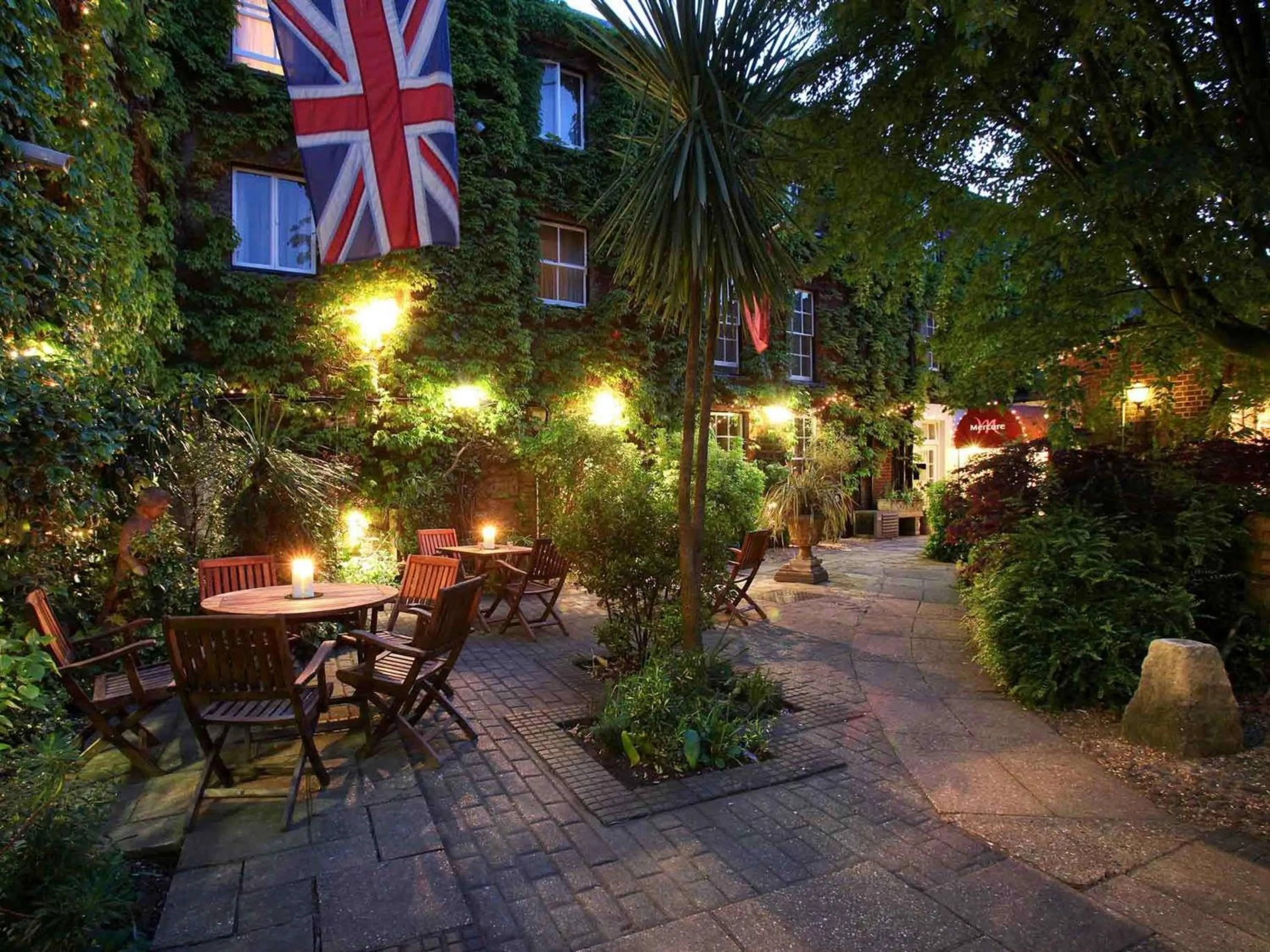 Property building in Mercure Salisbury White Hart Hotel & Apartments