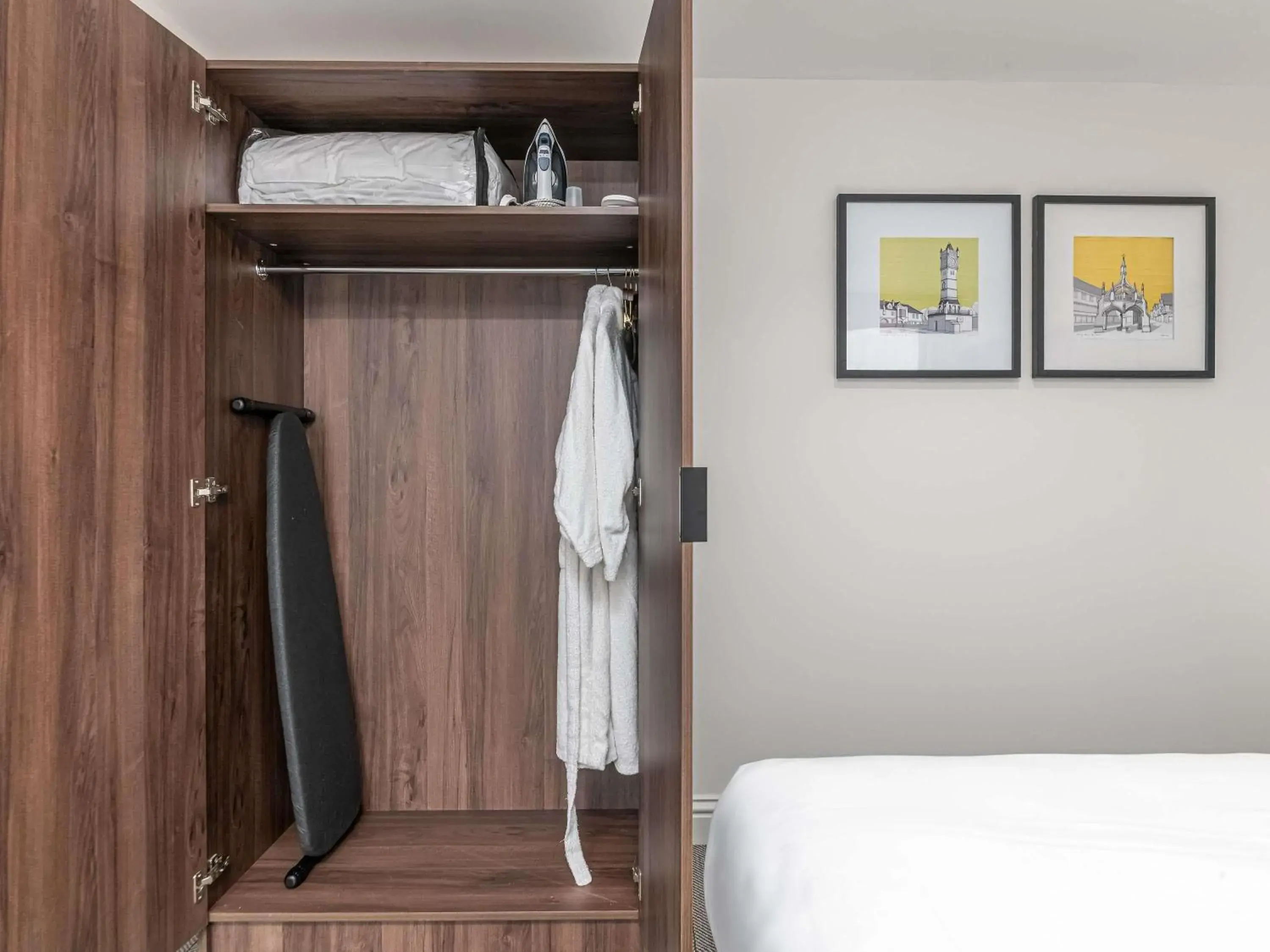 Apartment with Double Bed - Disability Access in Mercure Salisbury White Hart Hotel & Apartments Apartment with Double Bed - Disability Access in Mercure Salisbury White Hart Hotel & Apartments