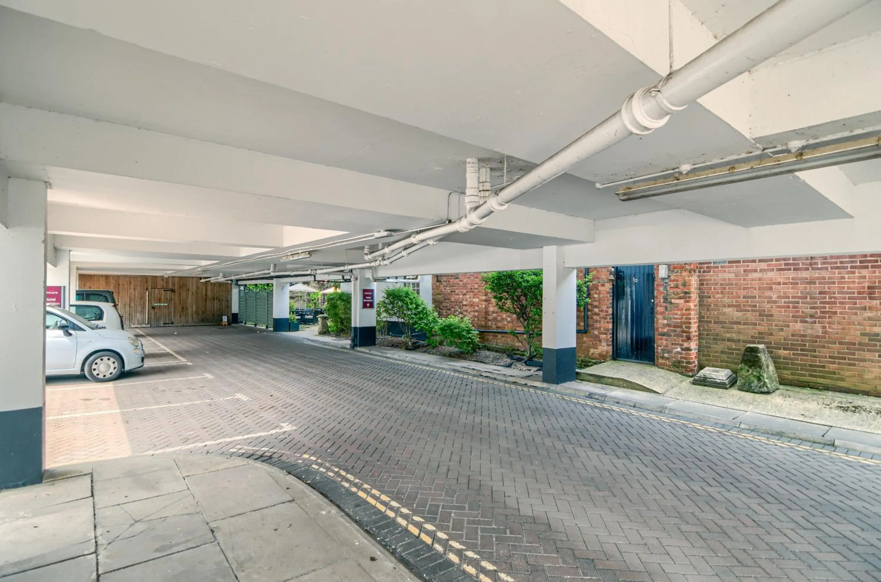 Parking in Mercure Salisbury White Hart Hotel & Apartments