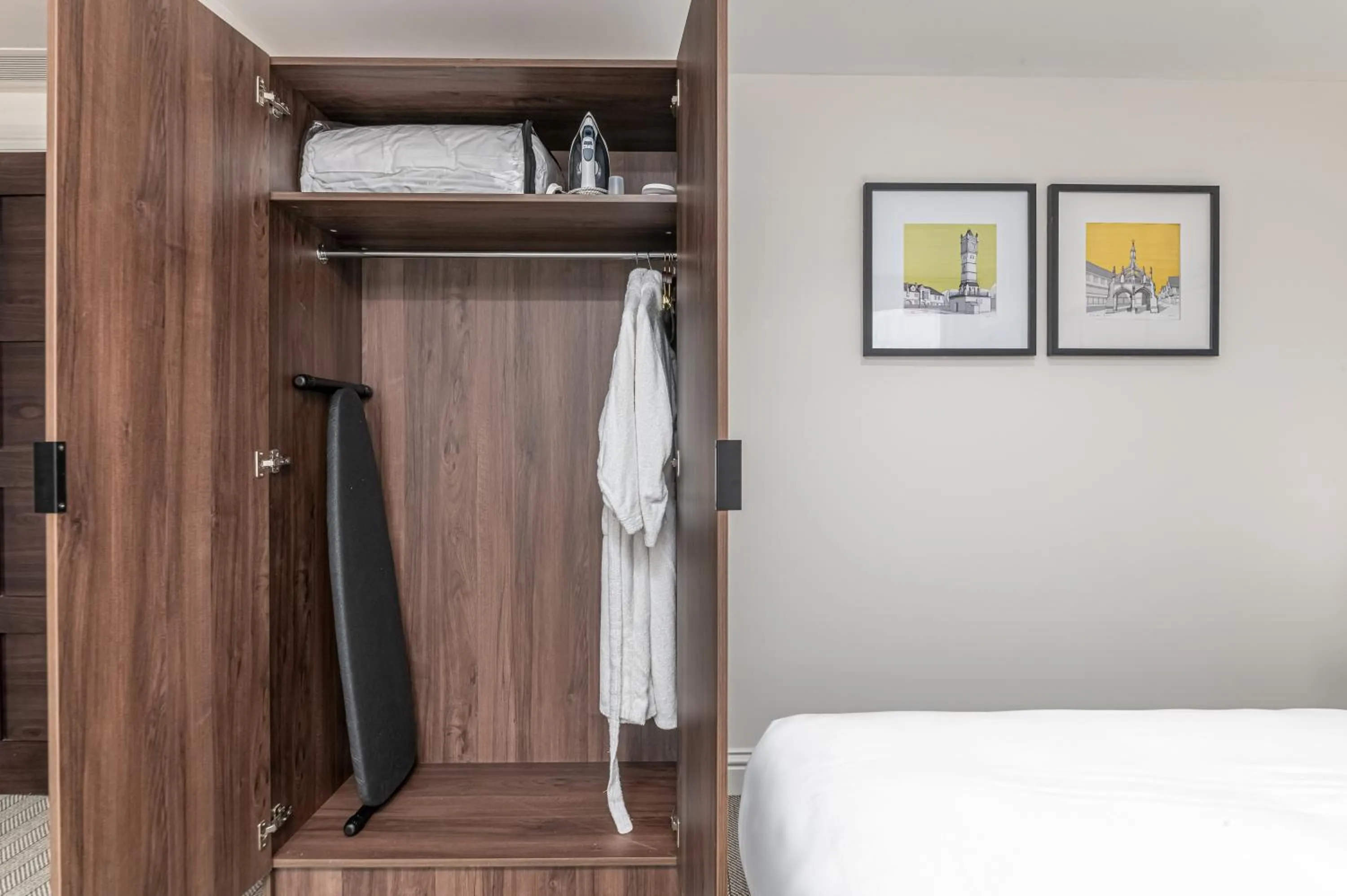 wardrobe, Bed in Mercure Salisbury White Hart Hotel & Apartments