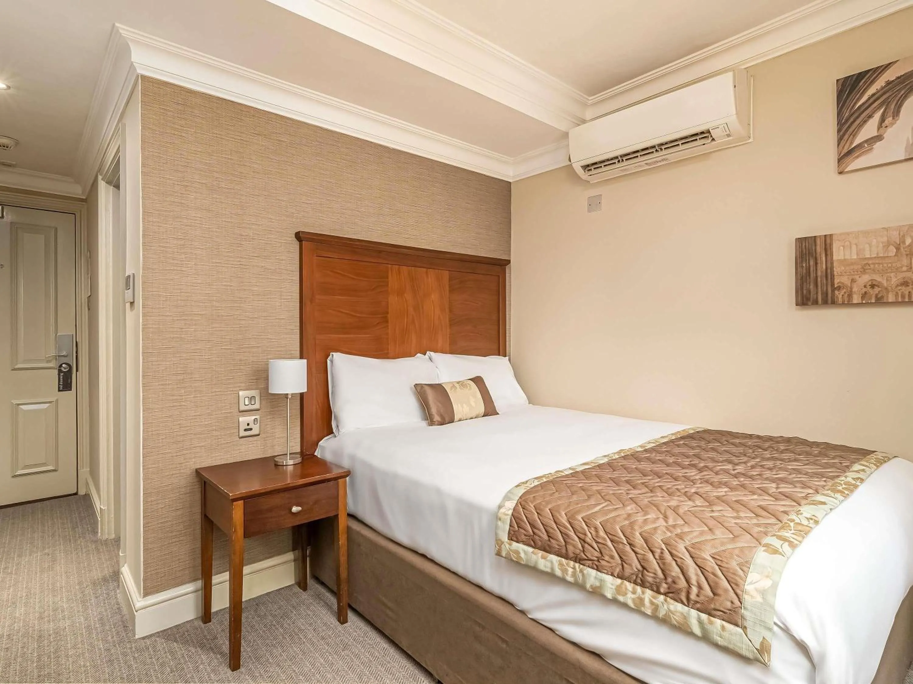 Bedroom, Bed in Mercure Salisbury White Hart Hotel & Apartments