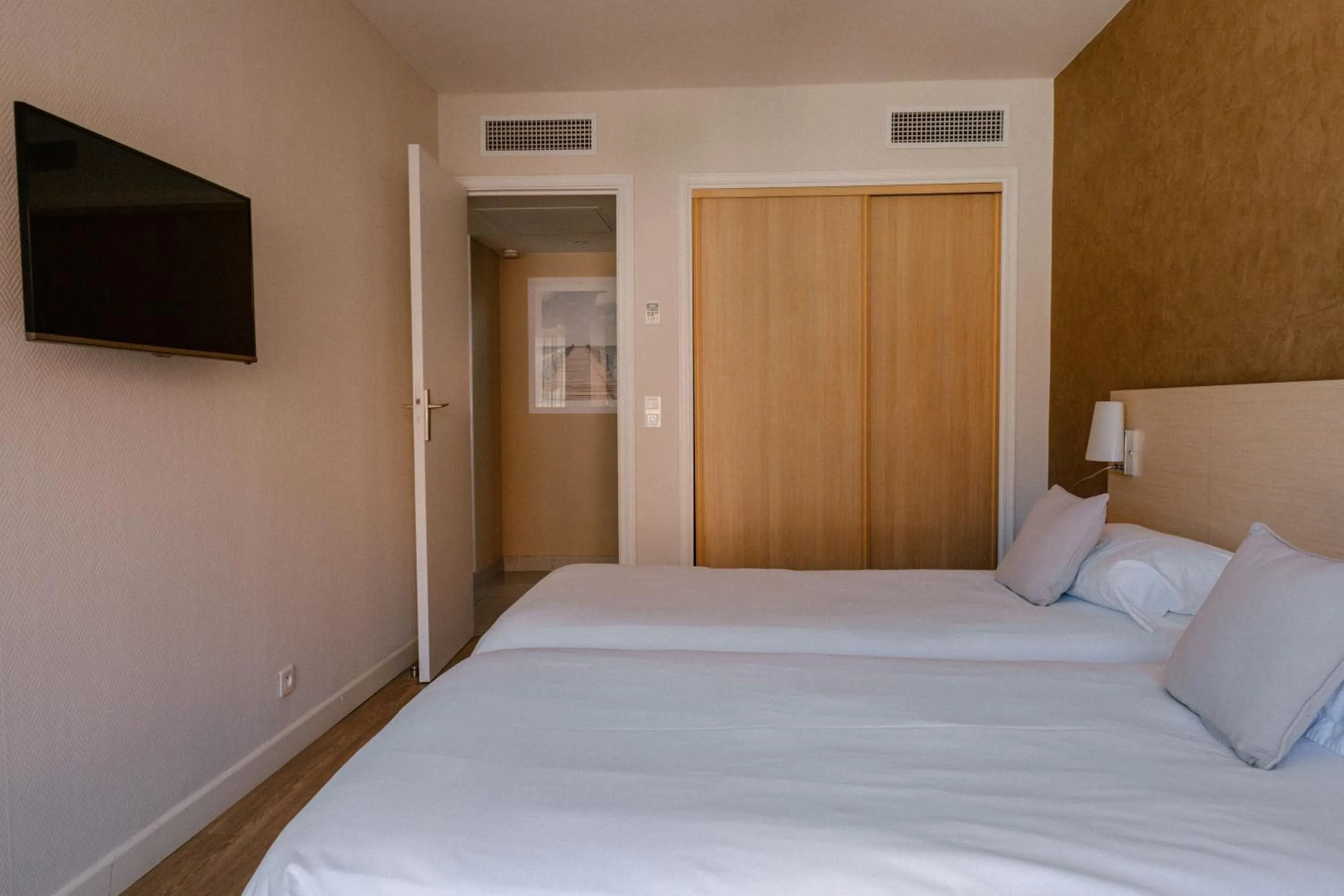 Bed in Résidence Châteauneuf