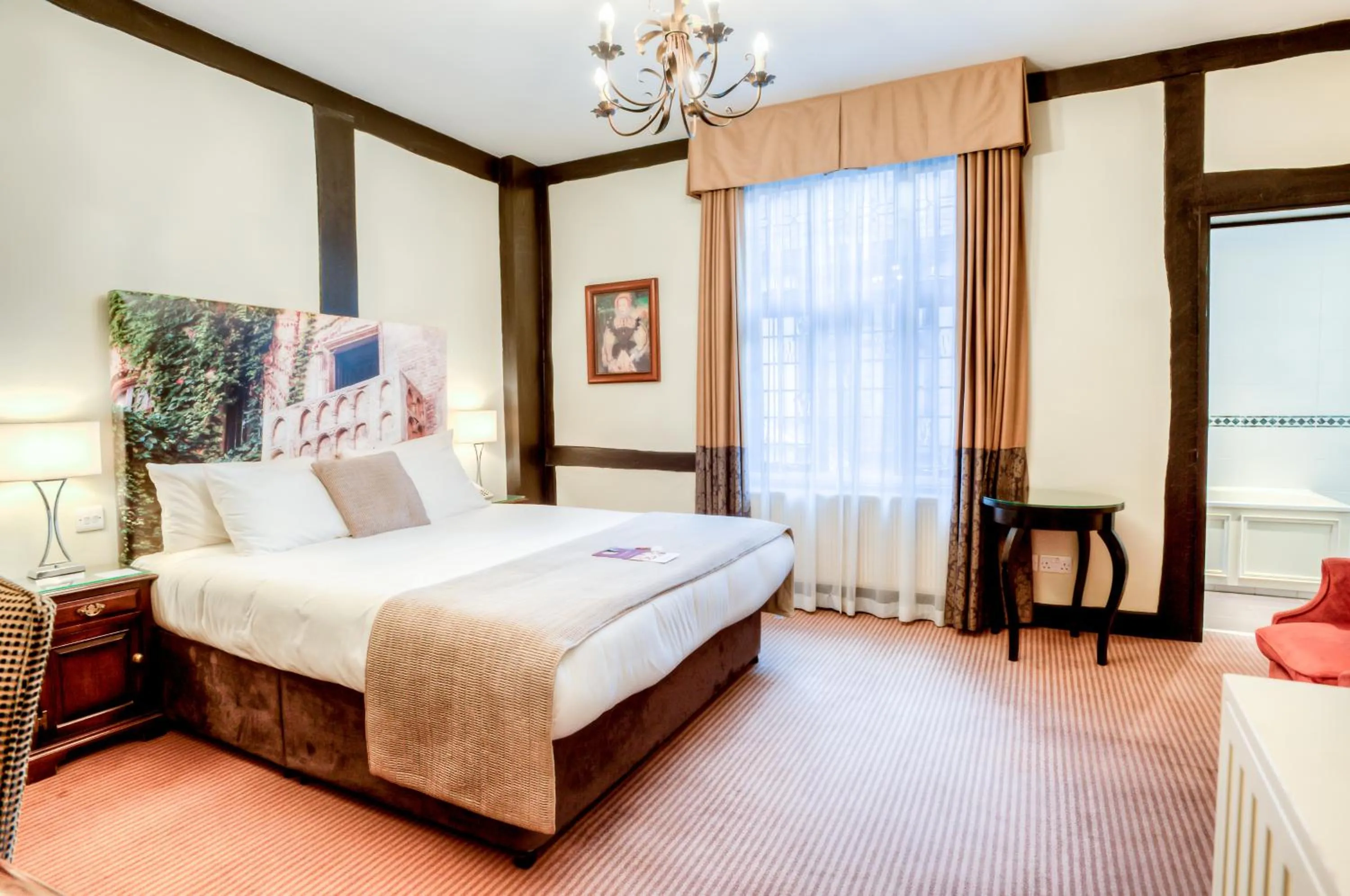 Bed in Mercure Stratford Upon Avon Shakespeare Hotel