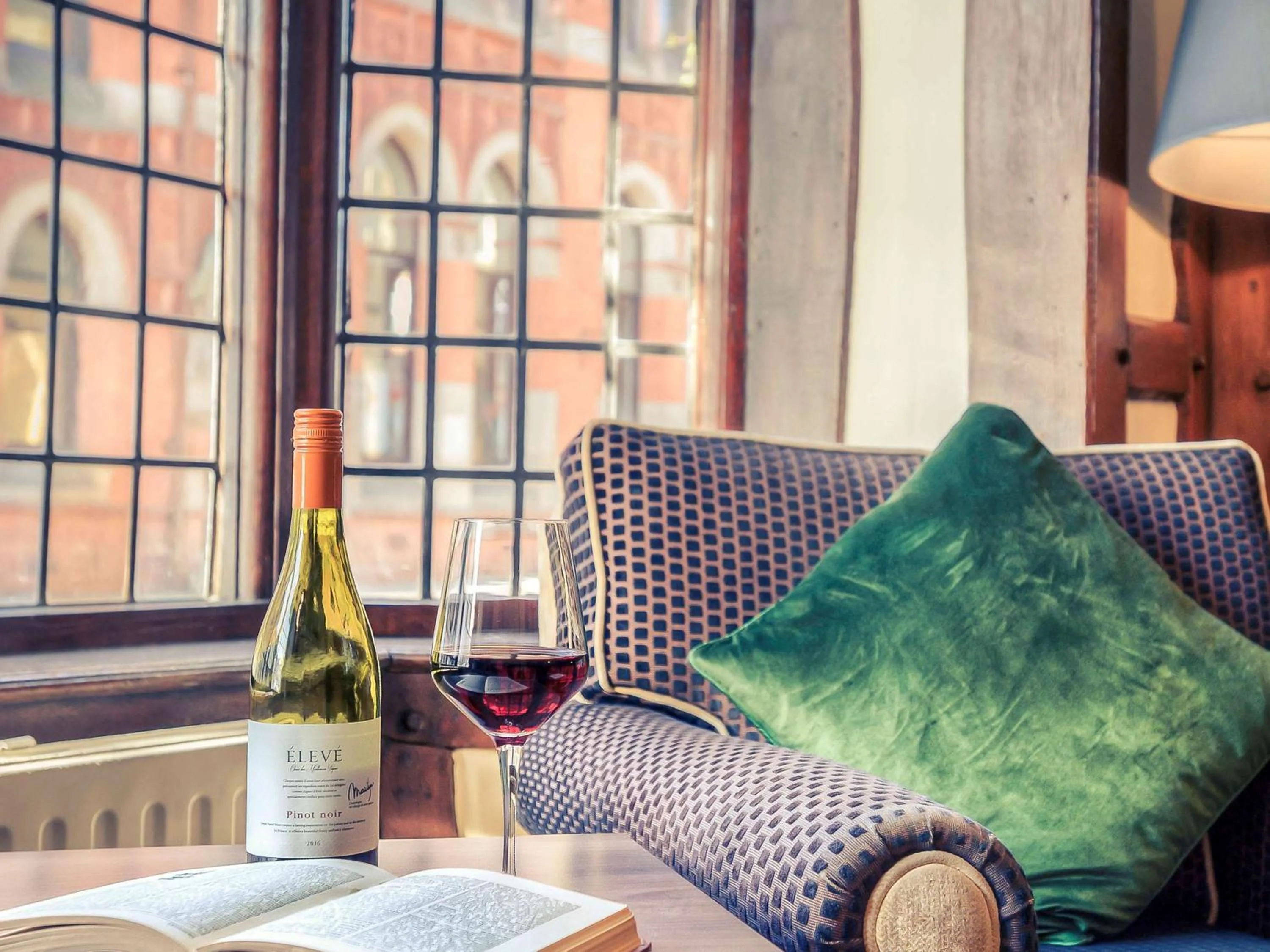 Property building, Seating Area in Mercure Stratford Upon Avon Shakespeare Hotel