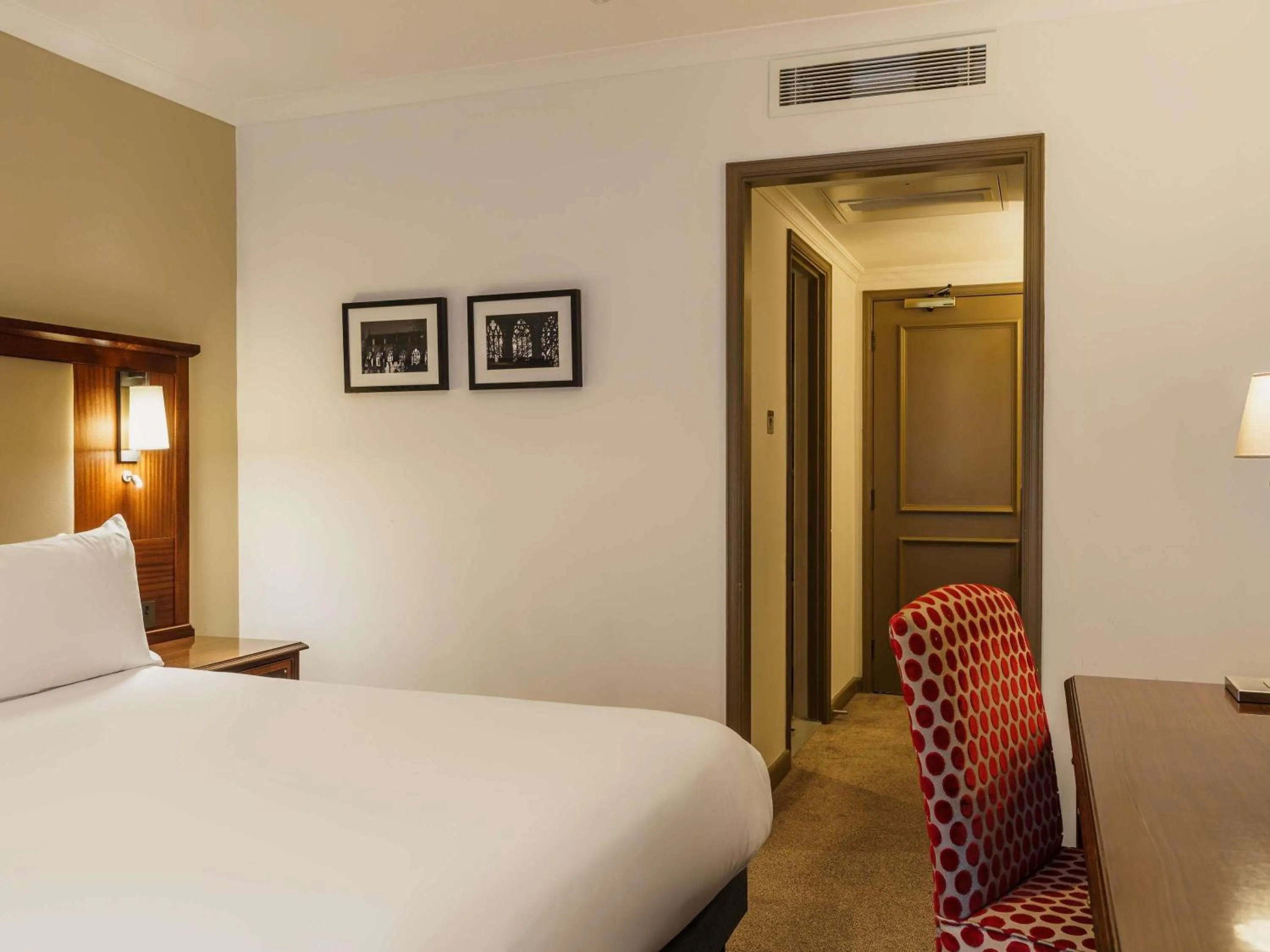 Bedroom, Bed in Mercure Exeter Southgate Hotel