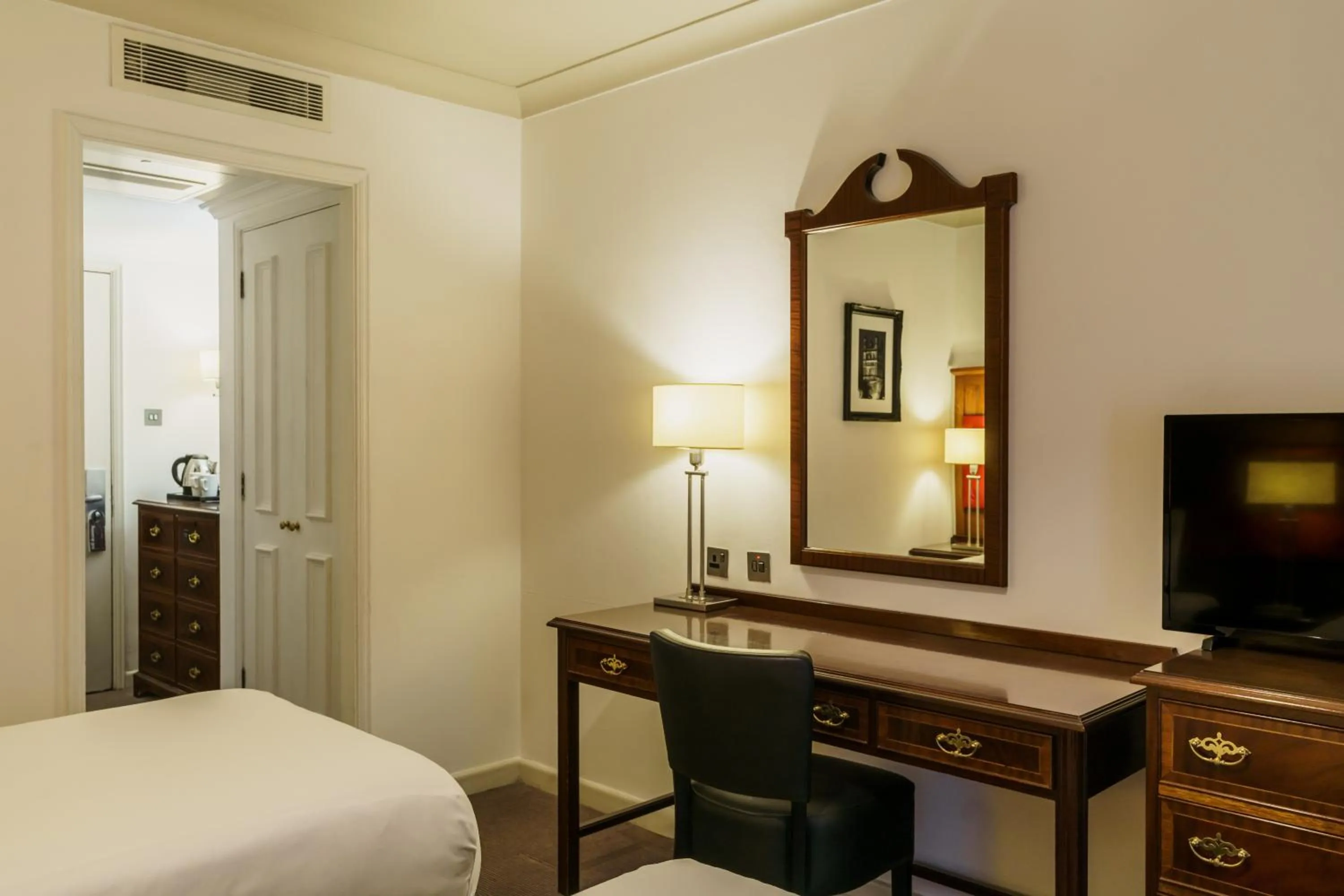 Bedroom, Bed in Mercure Exeter Southgate Hotel