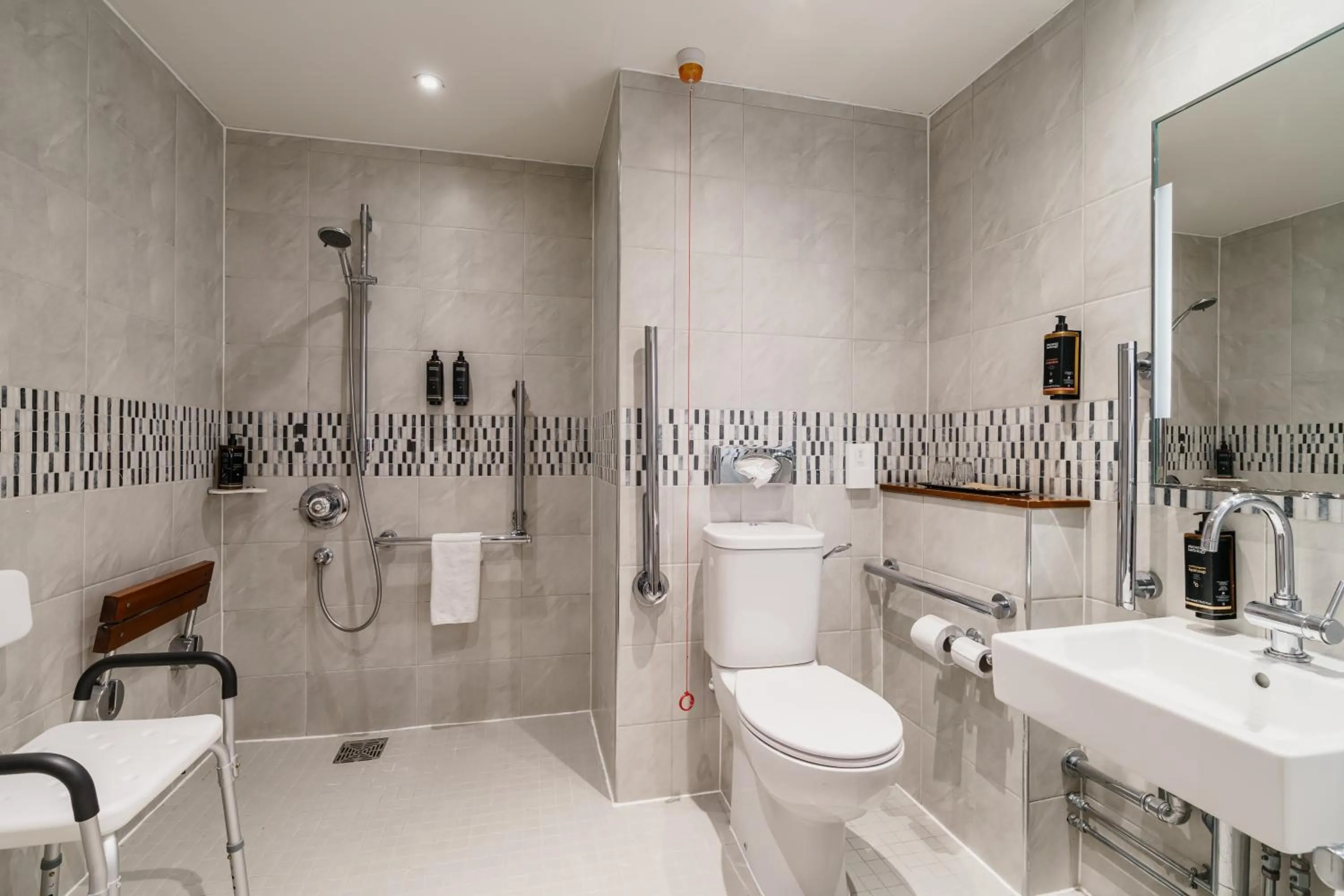 Bathroom in Mercure Exeter Southgate Hotel