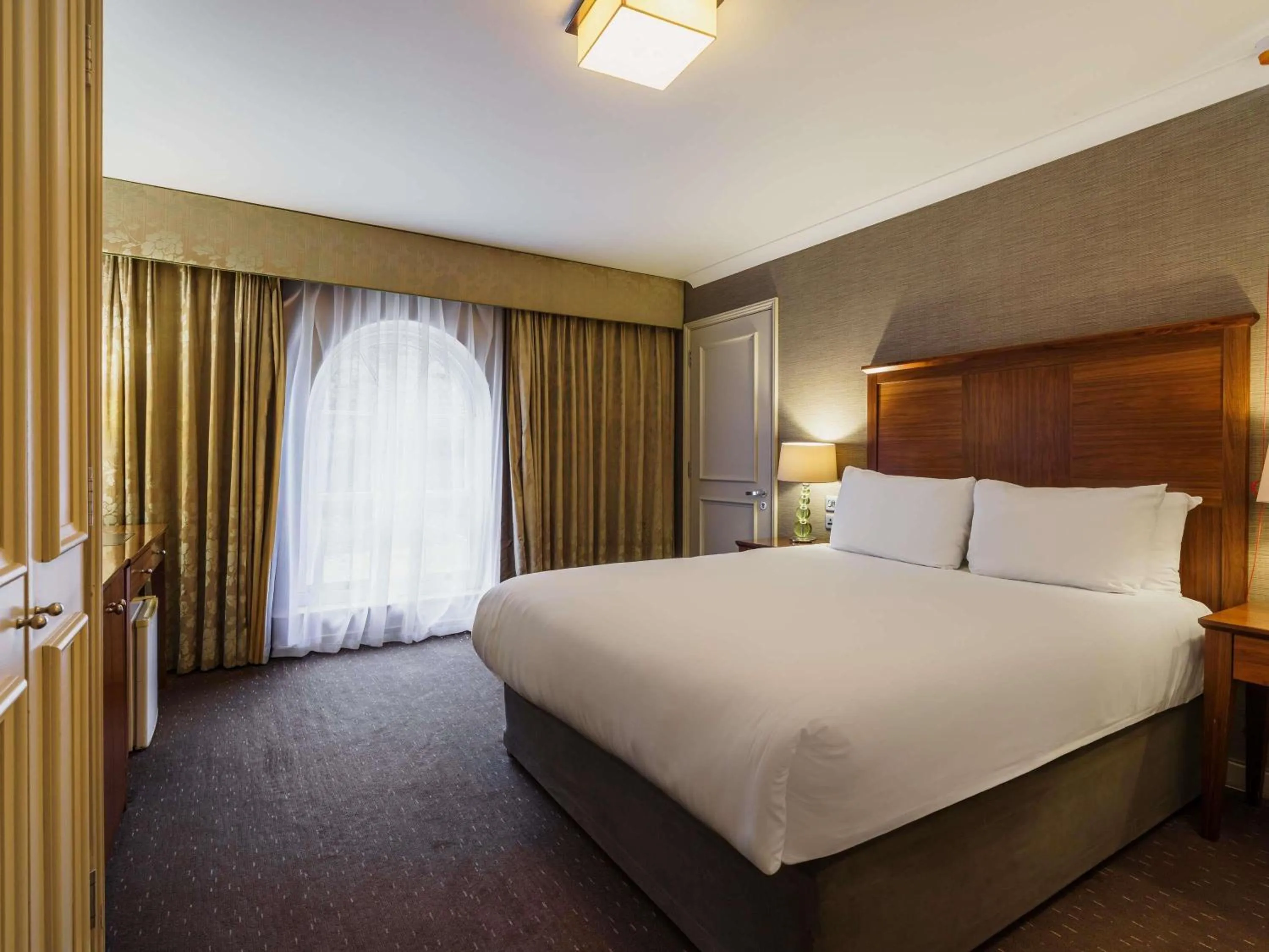 Bedroom, Bed in Mercure Exeter Southgate Hotel