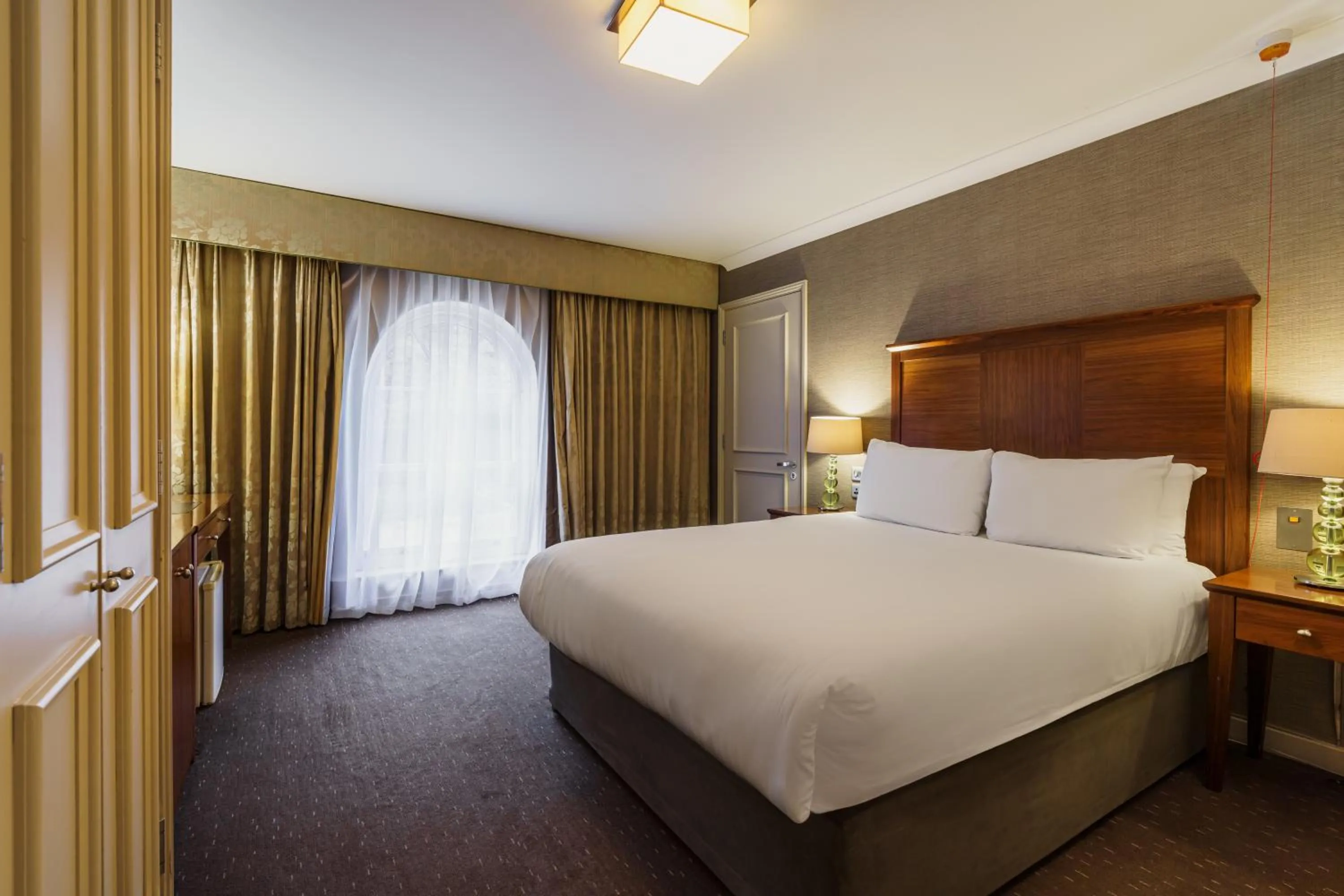 Bedroom, Bed in Mercure Exeter Southgate Hotel