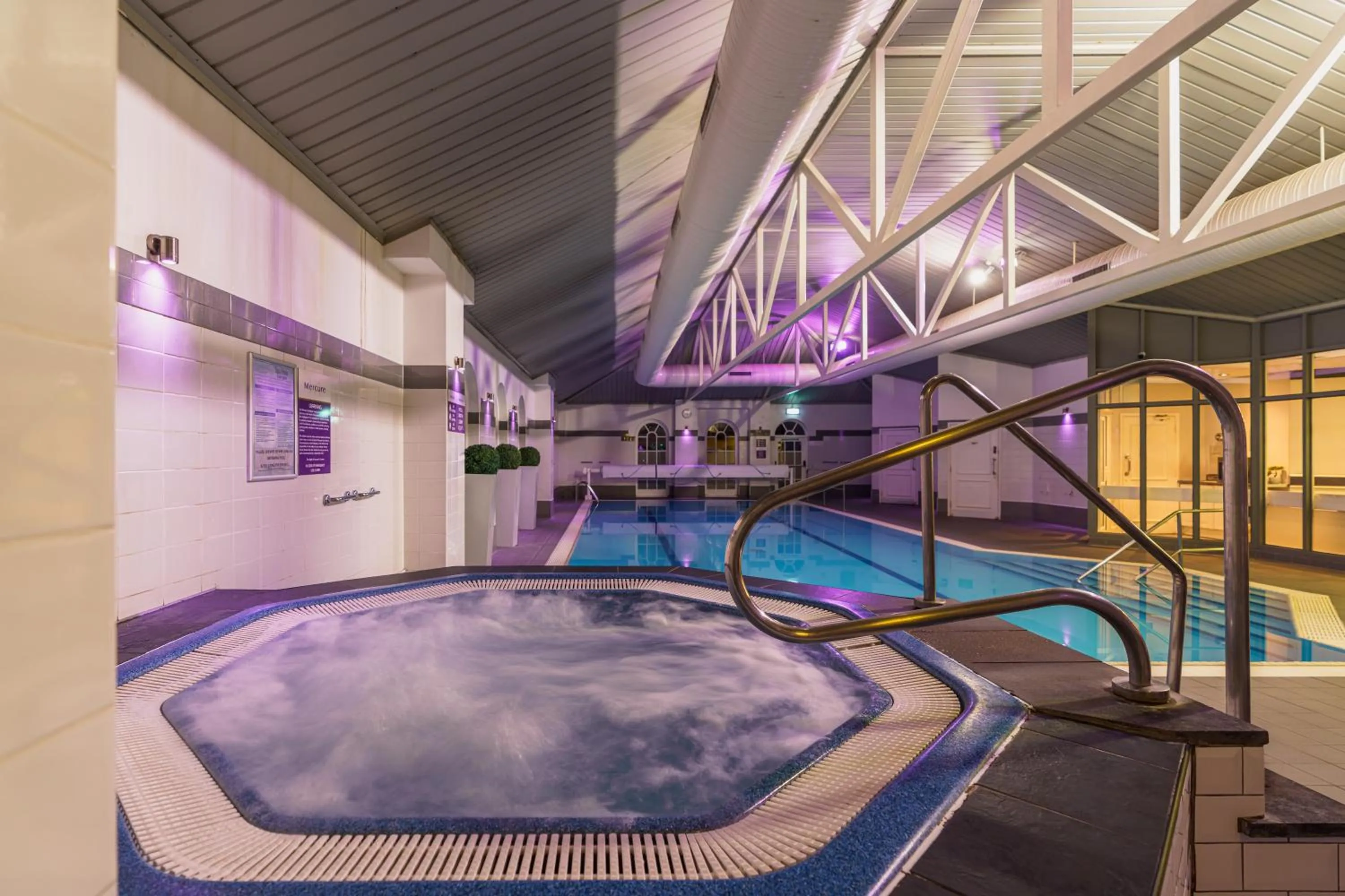 Swimming pool in Mercure Exeter Southgate Hotel