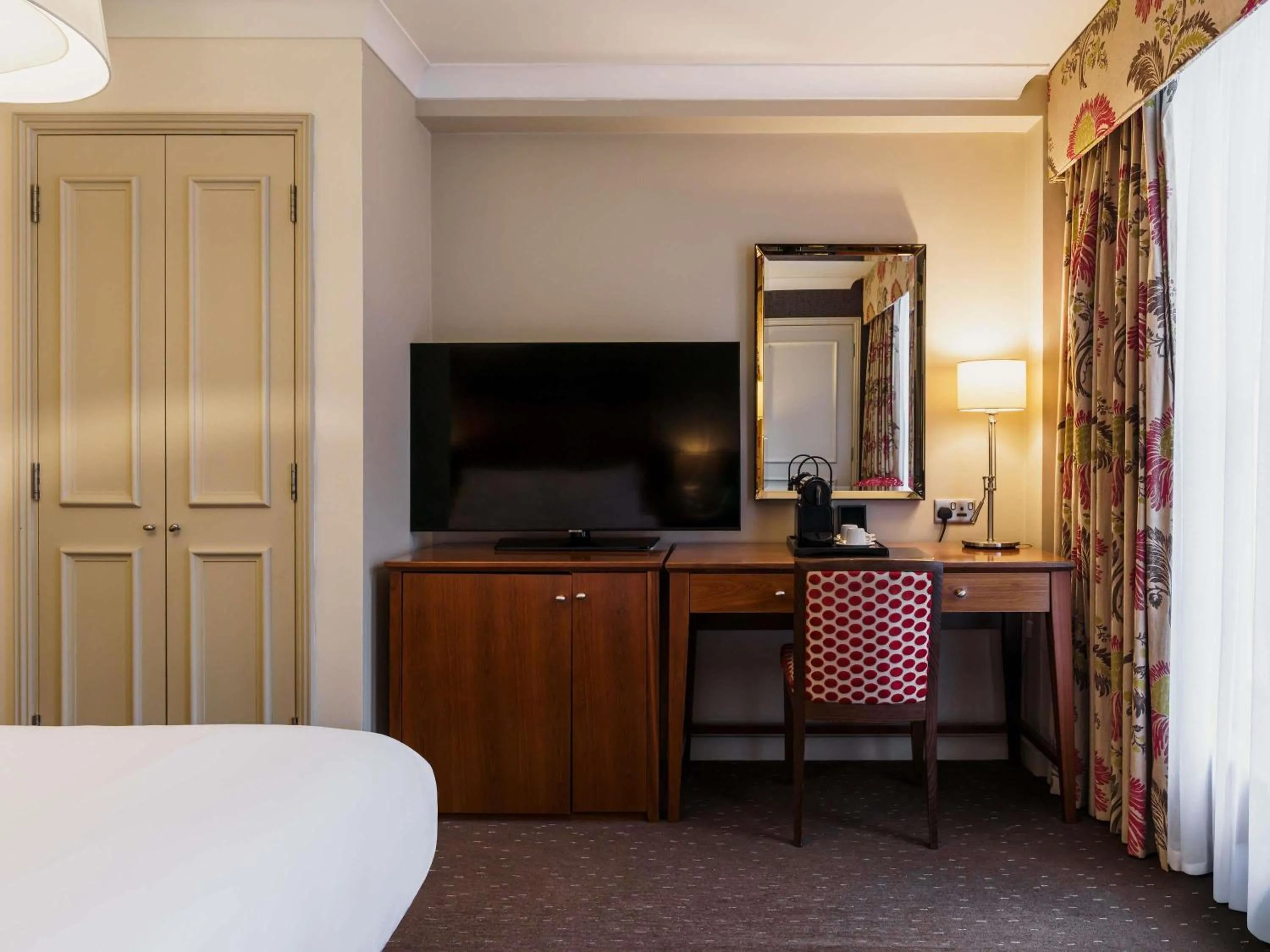 Bedroom, Bed in Mercure Exeter Southgate Hotel