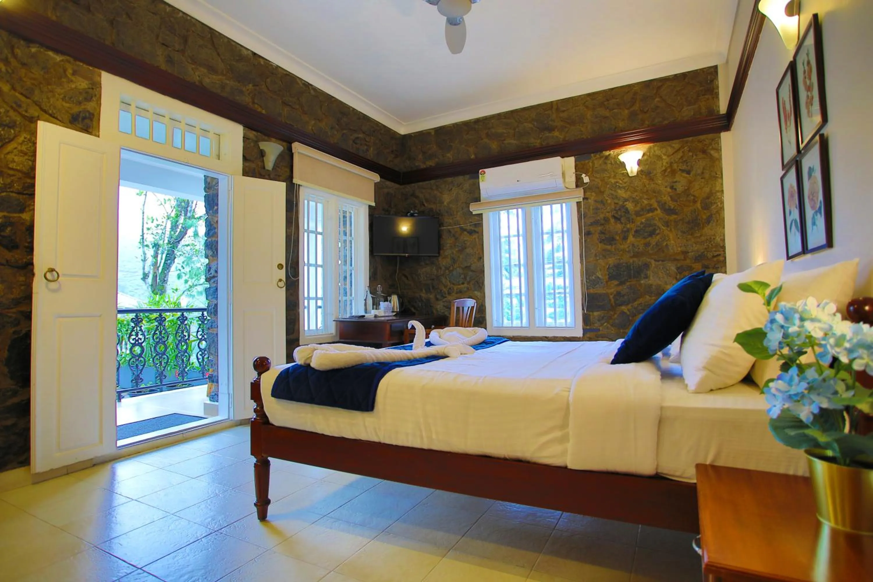 Restaurant/places to eat, Bed in Chithirapuram Palace