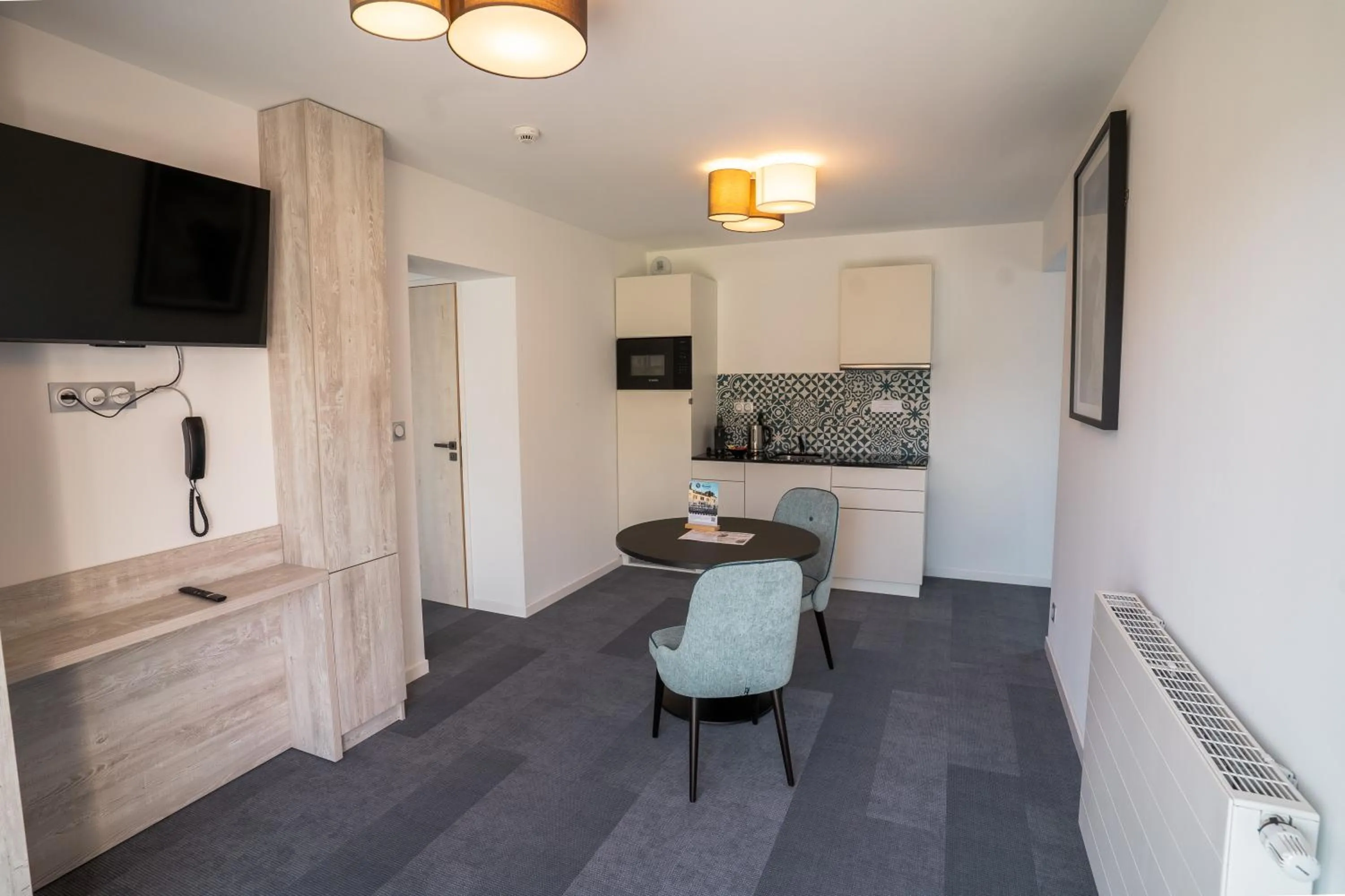 TV and multimedia in Hôtel Le Manoir du Roselier