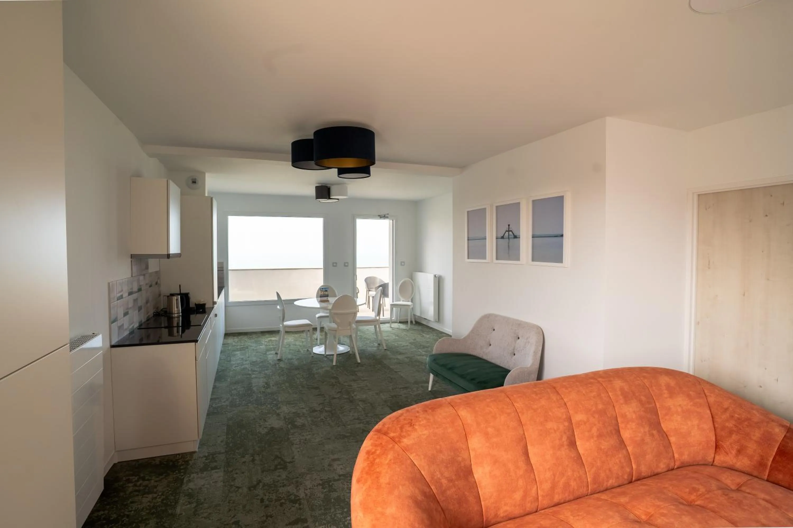 Communal lounge/ TV room in Hôtel Le Manoir du Roselier