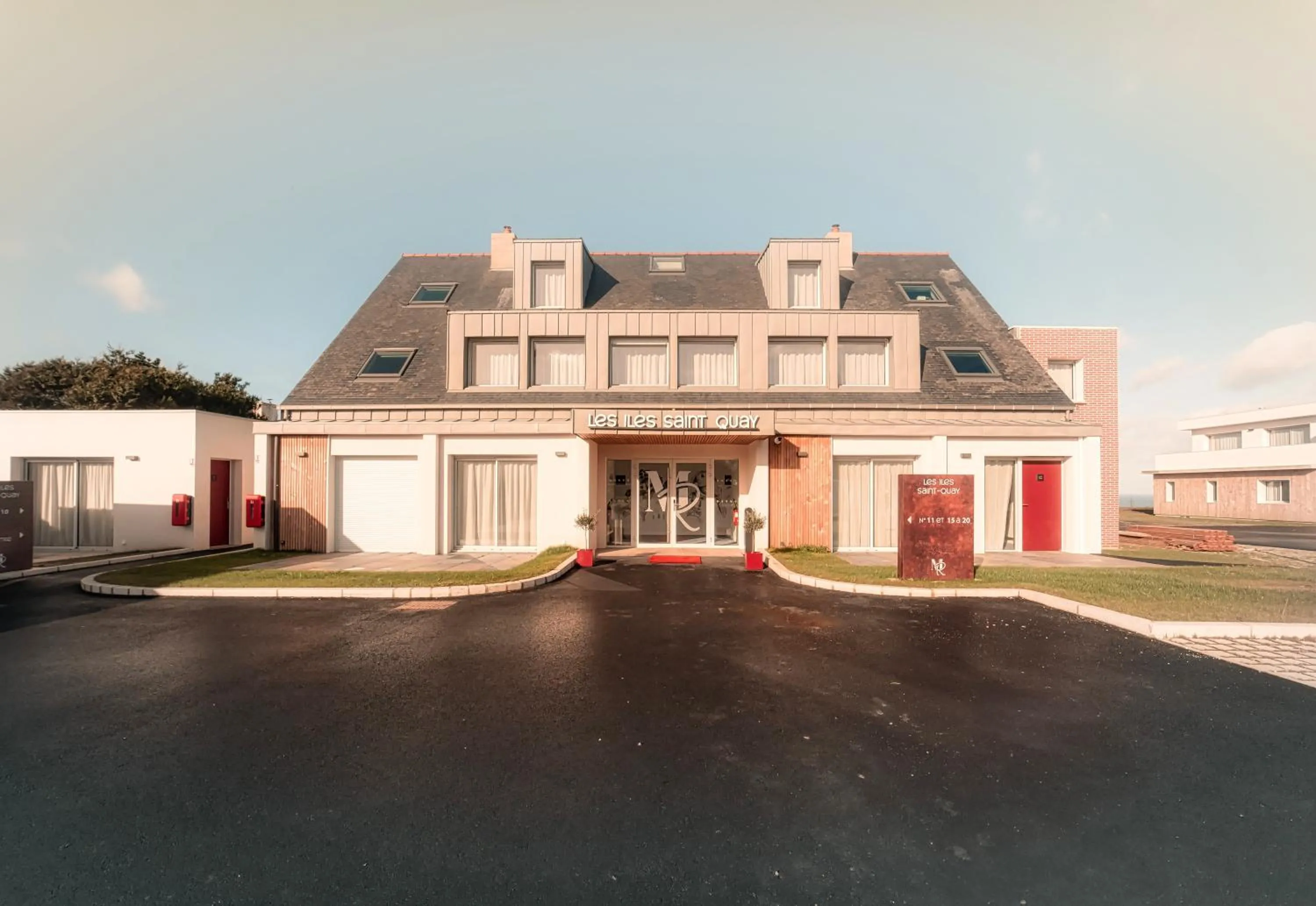 Property building in Hôtel Le Manoir du Roselier