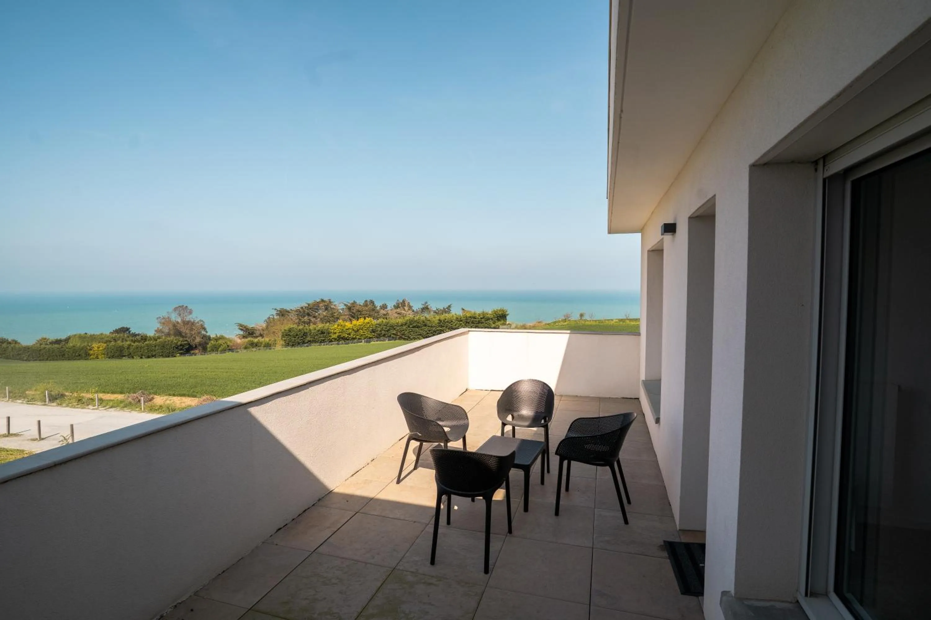 Patio in Hôtel Le Manoir du Roselier
