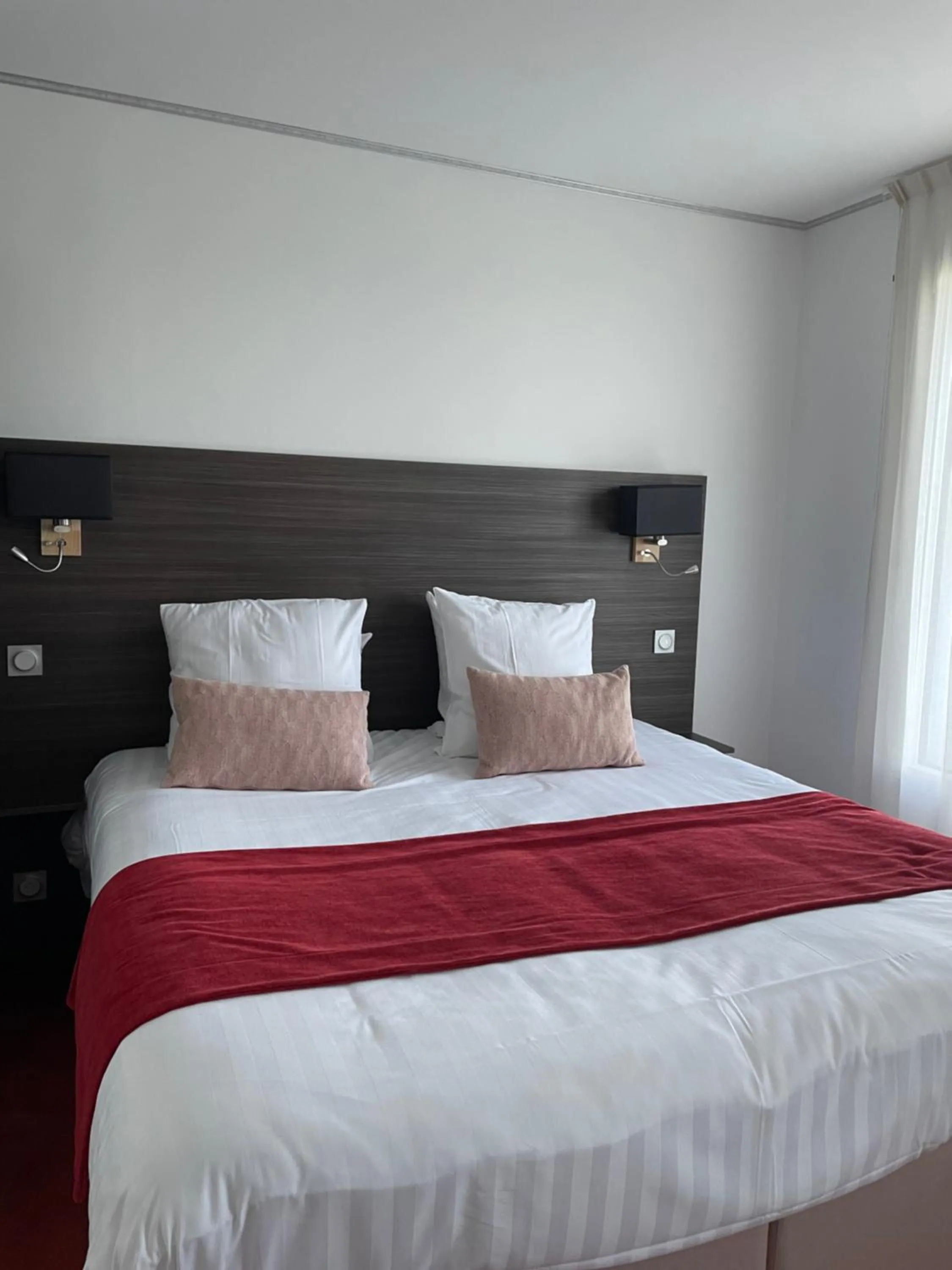 Bed in Hôtel Le Manoir du Roselier