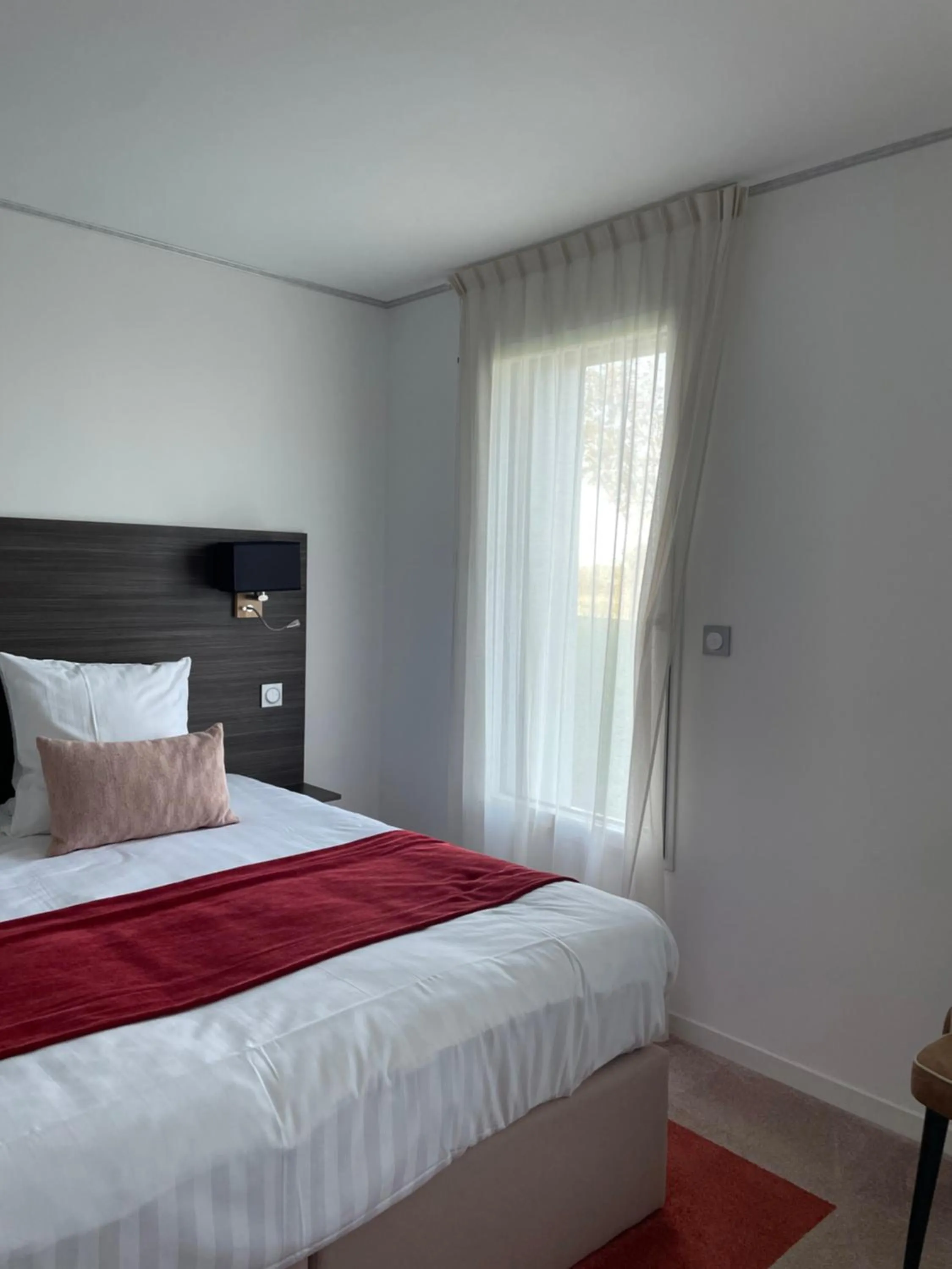 Bed in Hôtel Le Manoir du Roselier