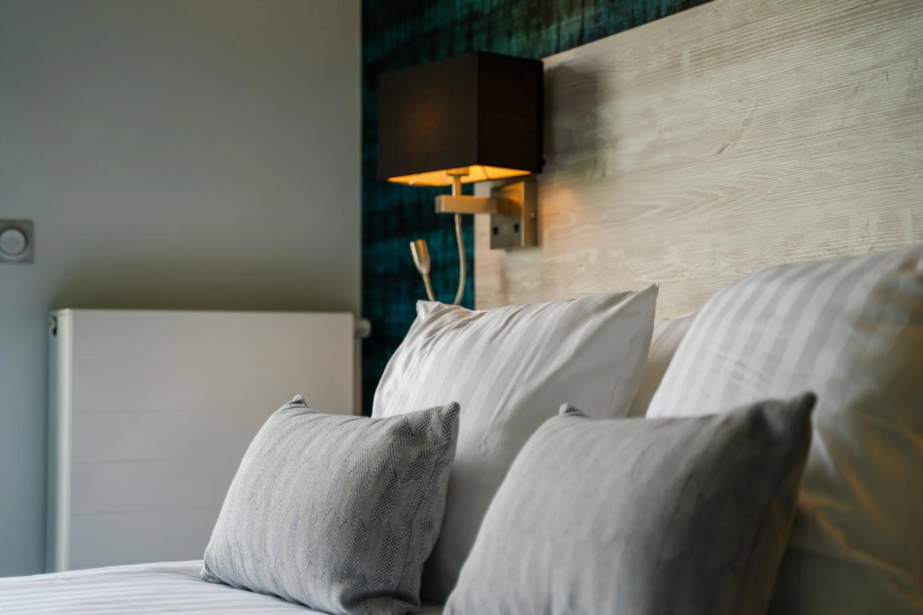 Bed in Hôtel Le Manoir du Roselier