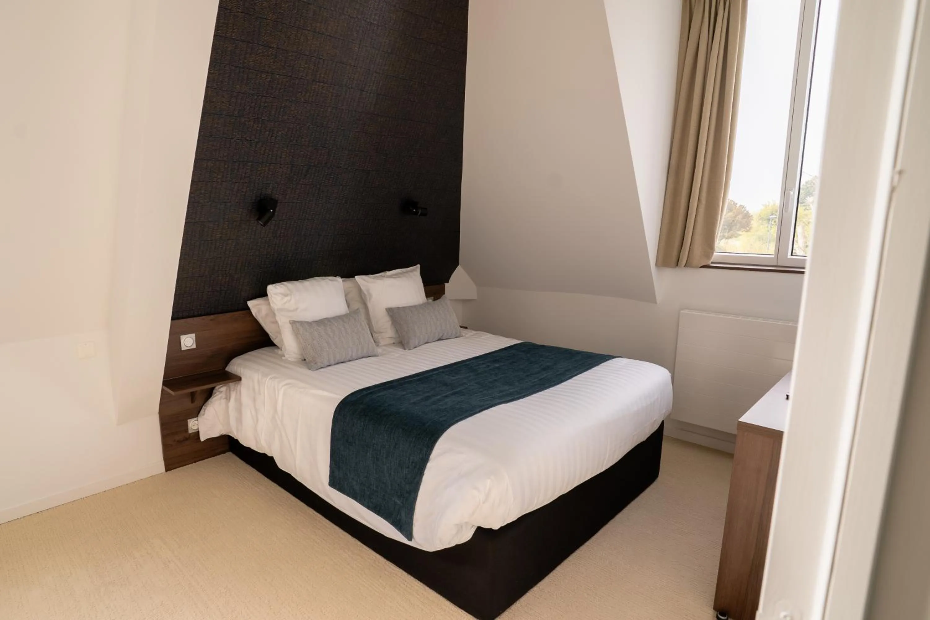 Bed in Hôtel Le Manoir du Roselier