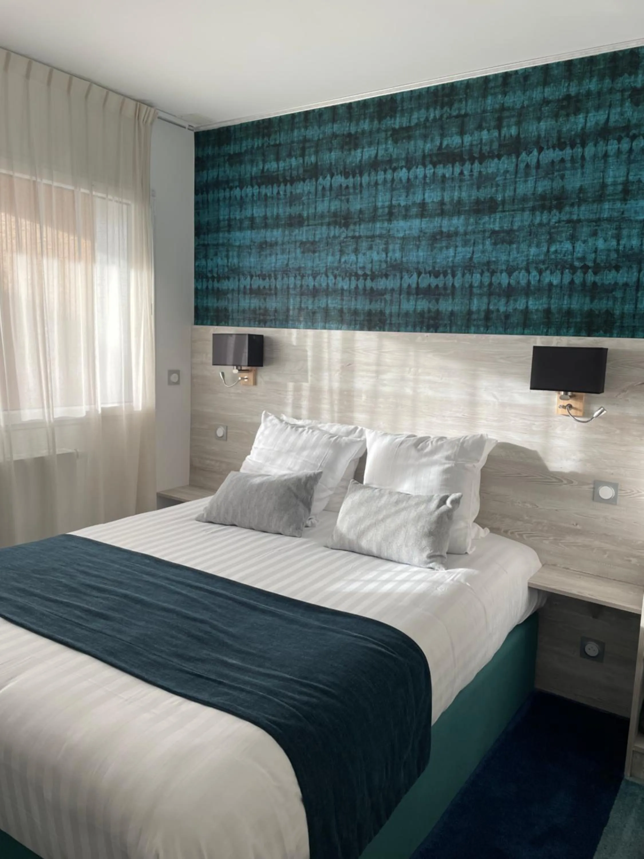 Bed in Hôtel Le Manoir du Roselier