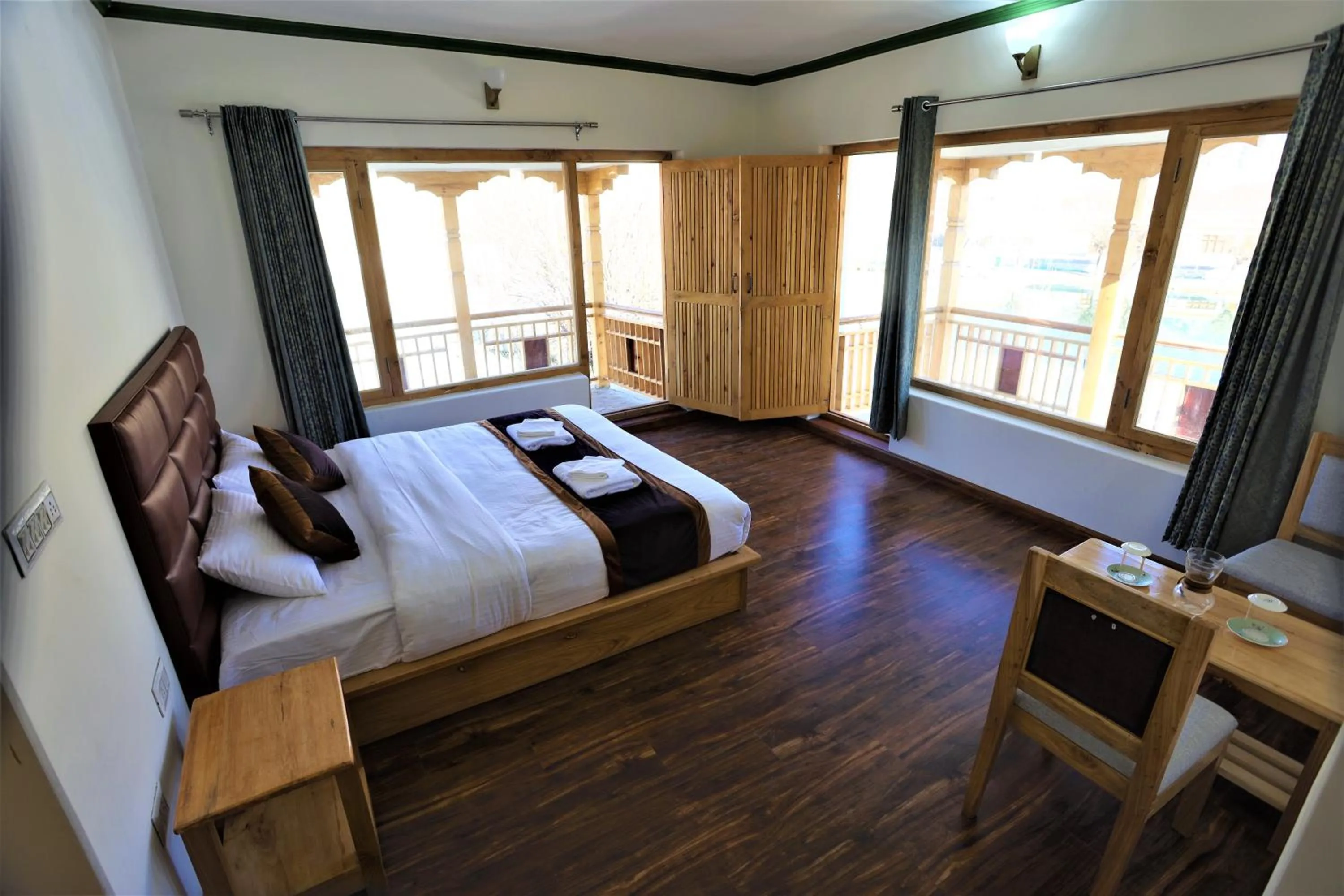 Photo of the whole room, Bed in Paradise Shey