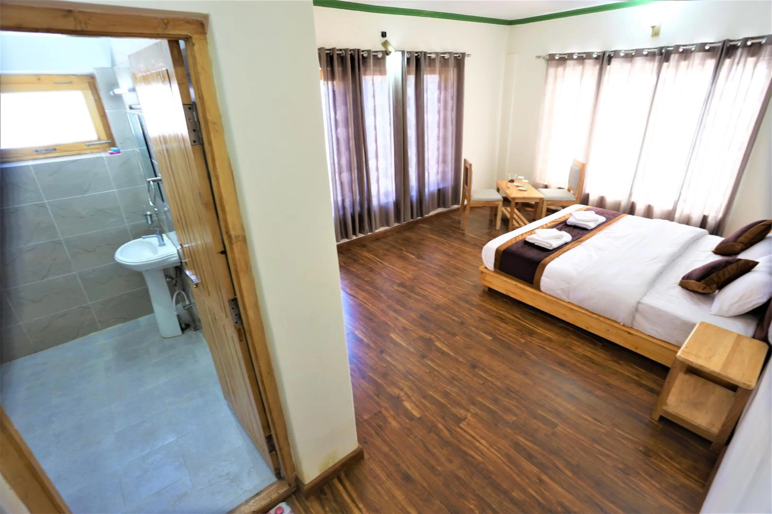 Photo of the whole room, Bed in Paradise Shey