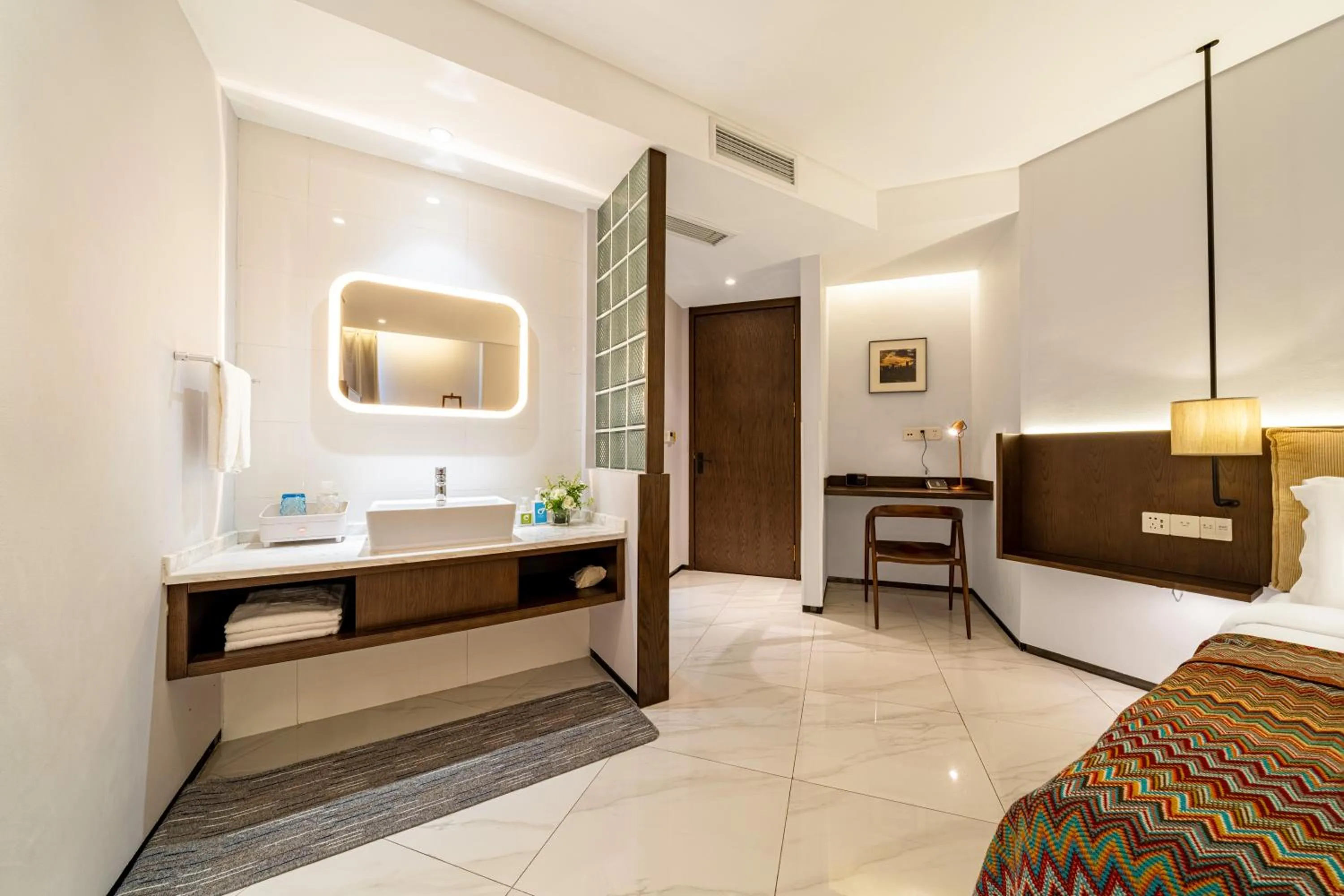 Dining area, Bed in Wuyu Hotel - Chongqing Jiangbei Airport & Light Rail