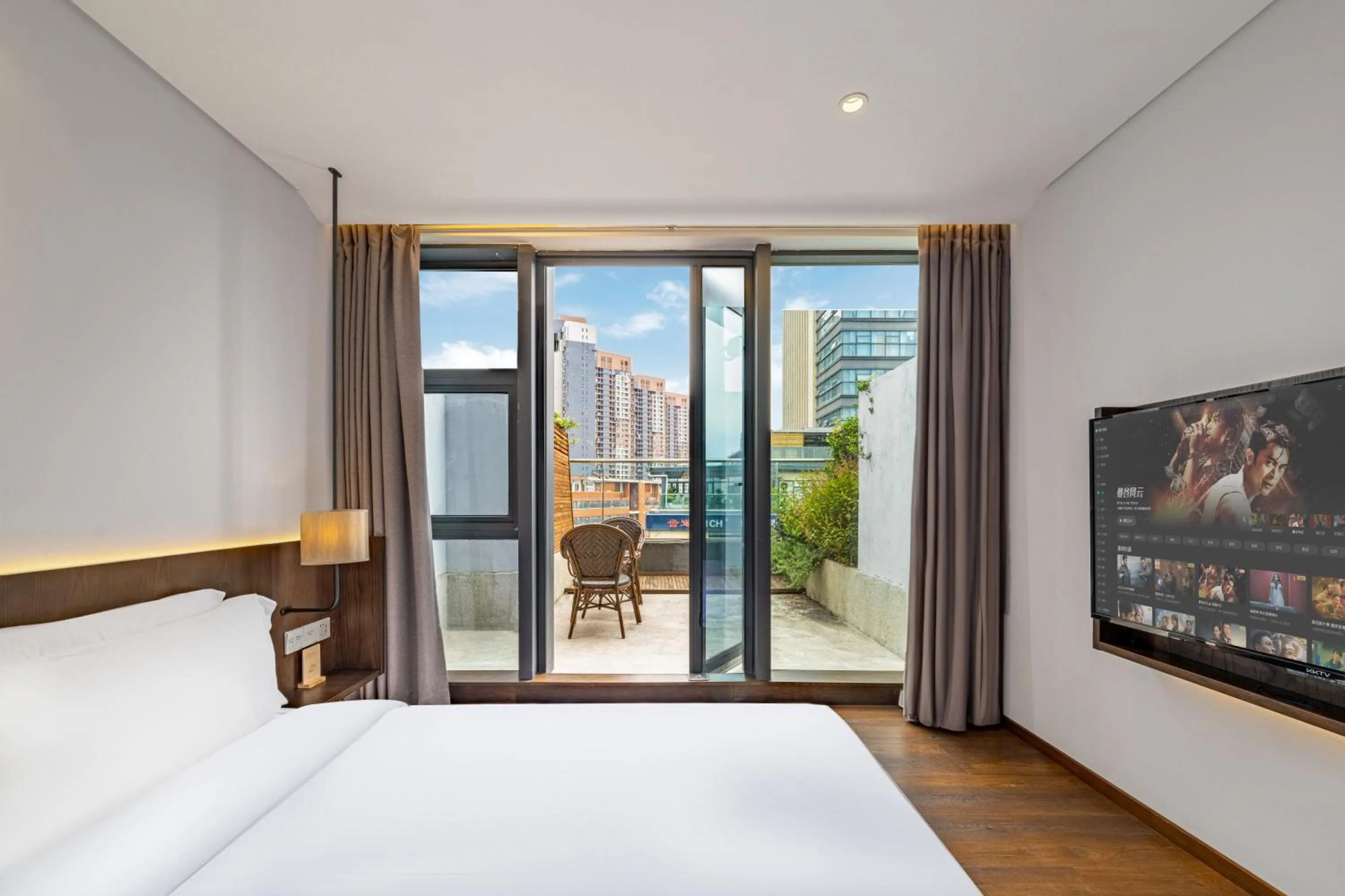 Photo of the whole room, Bed in Wuyu Hotel - Chongqing Jiangbei Airport & Light Rail