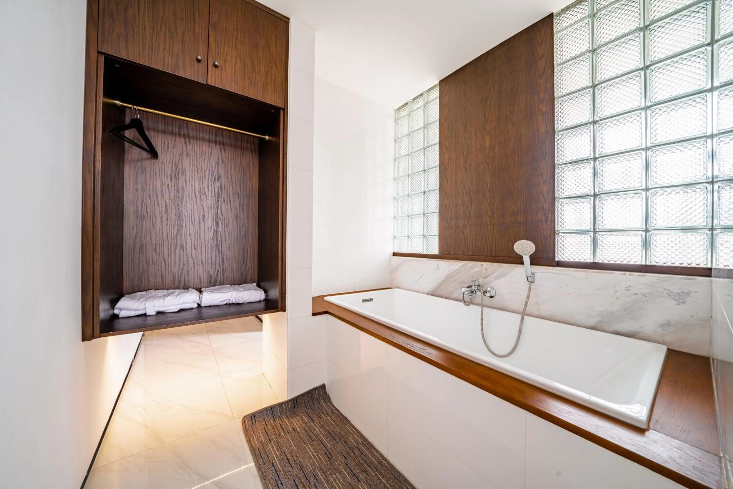 Bath in Wuyu Hotel - Chongqing Jiangbei Airport & Light Rail