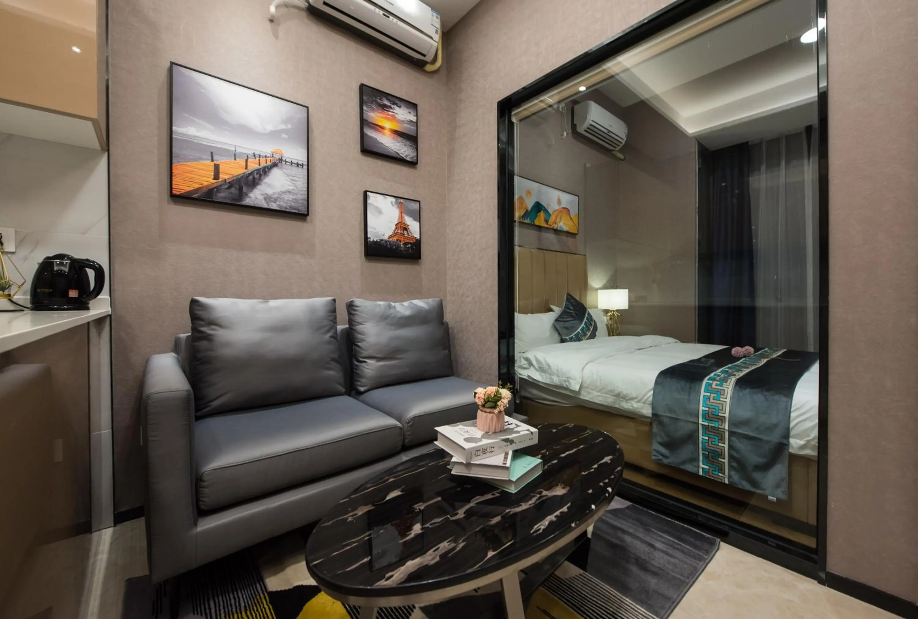 Living room, Bed in Gepai Executive Apartment - Shenzhen Futian Convention and Exhibition Center